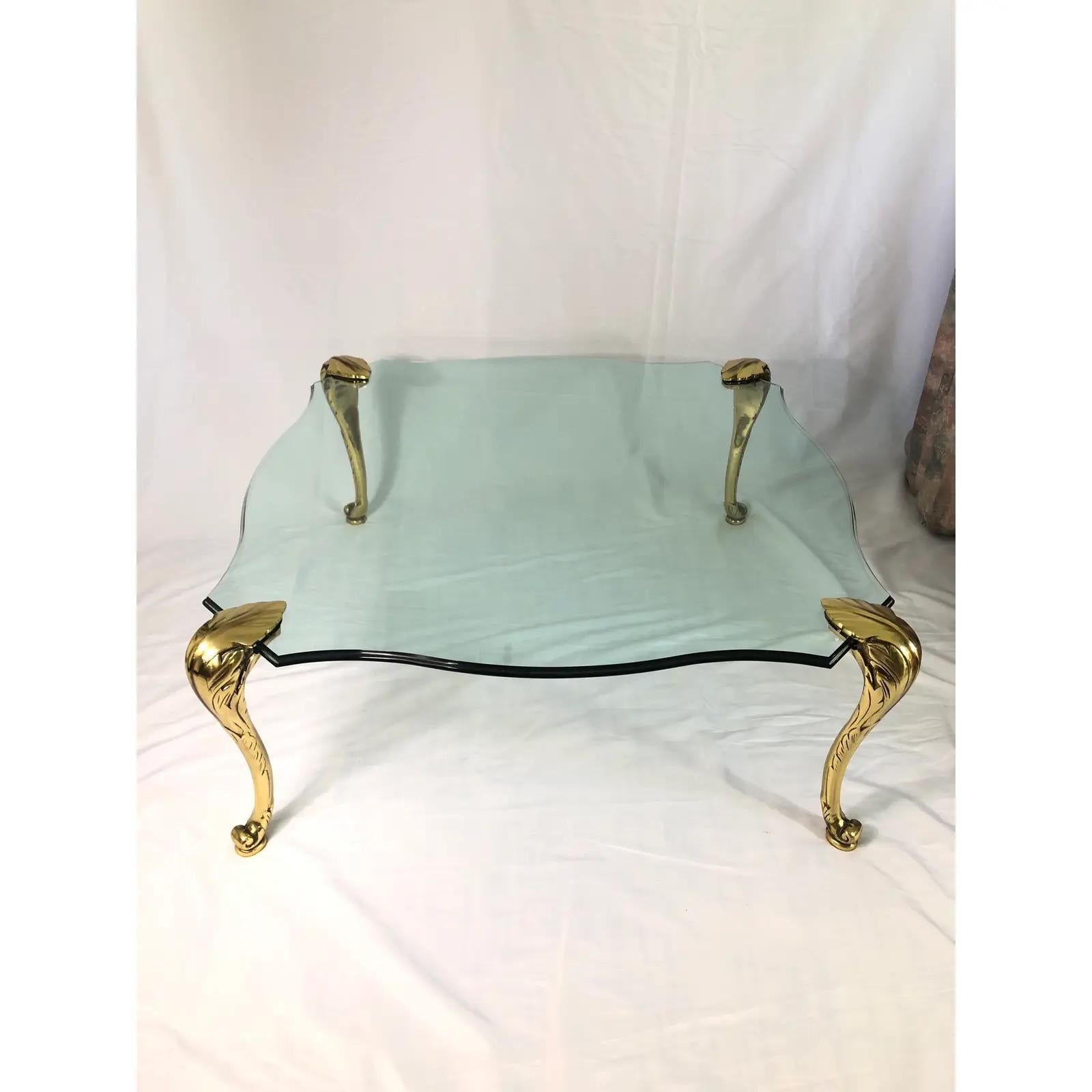 Vintage P.E. Guerin Couchtisch aus Messing und Glas Wedelfüße im Zustand „Gut“ im Angebot in W Allenhurst, NJ
