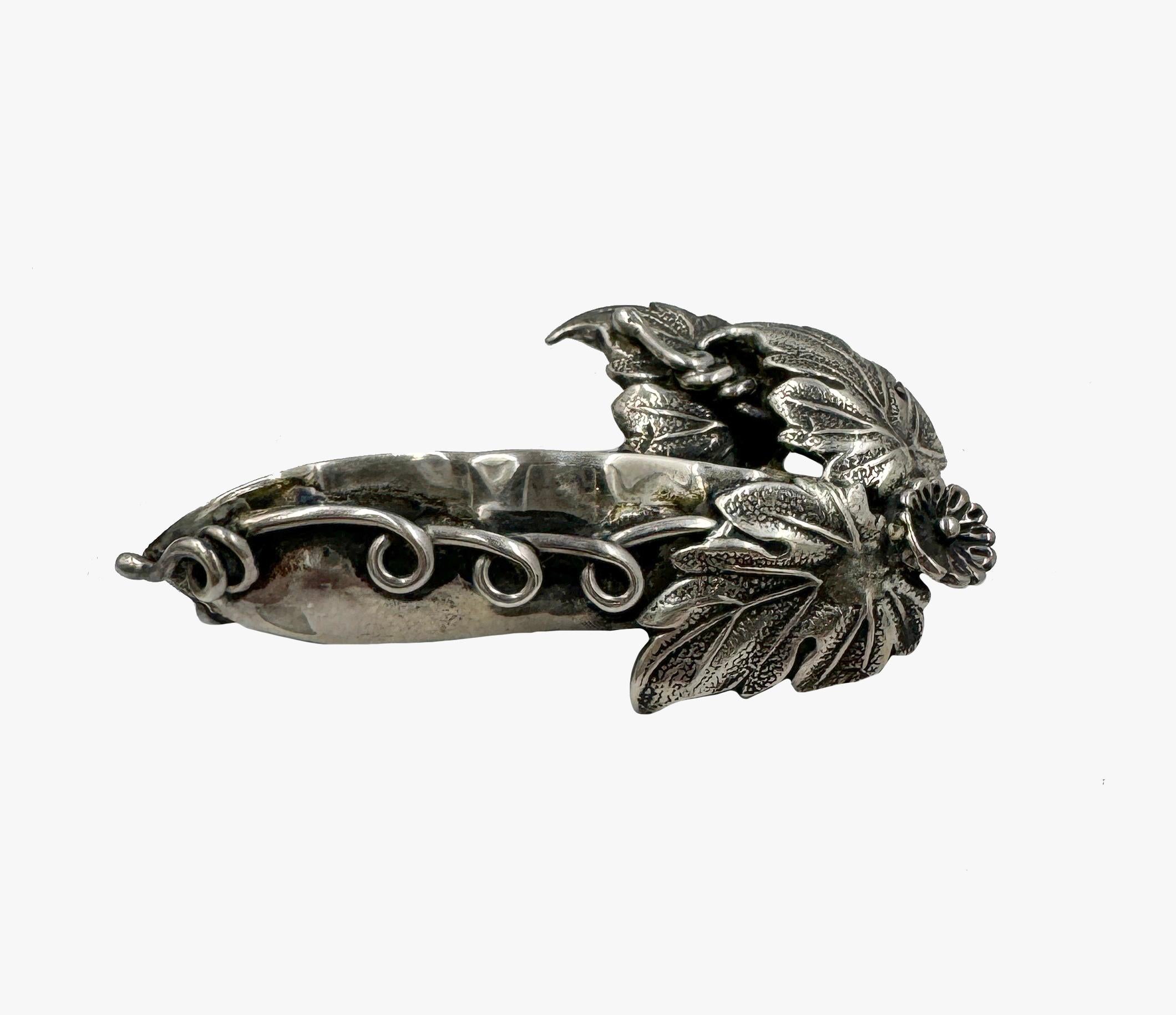 Vintage silver pea brooch with malachite peas For Sale 1
