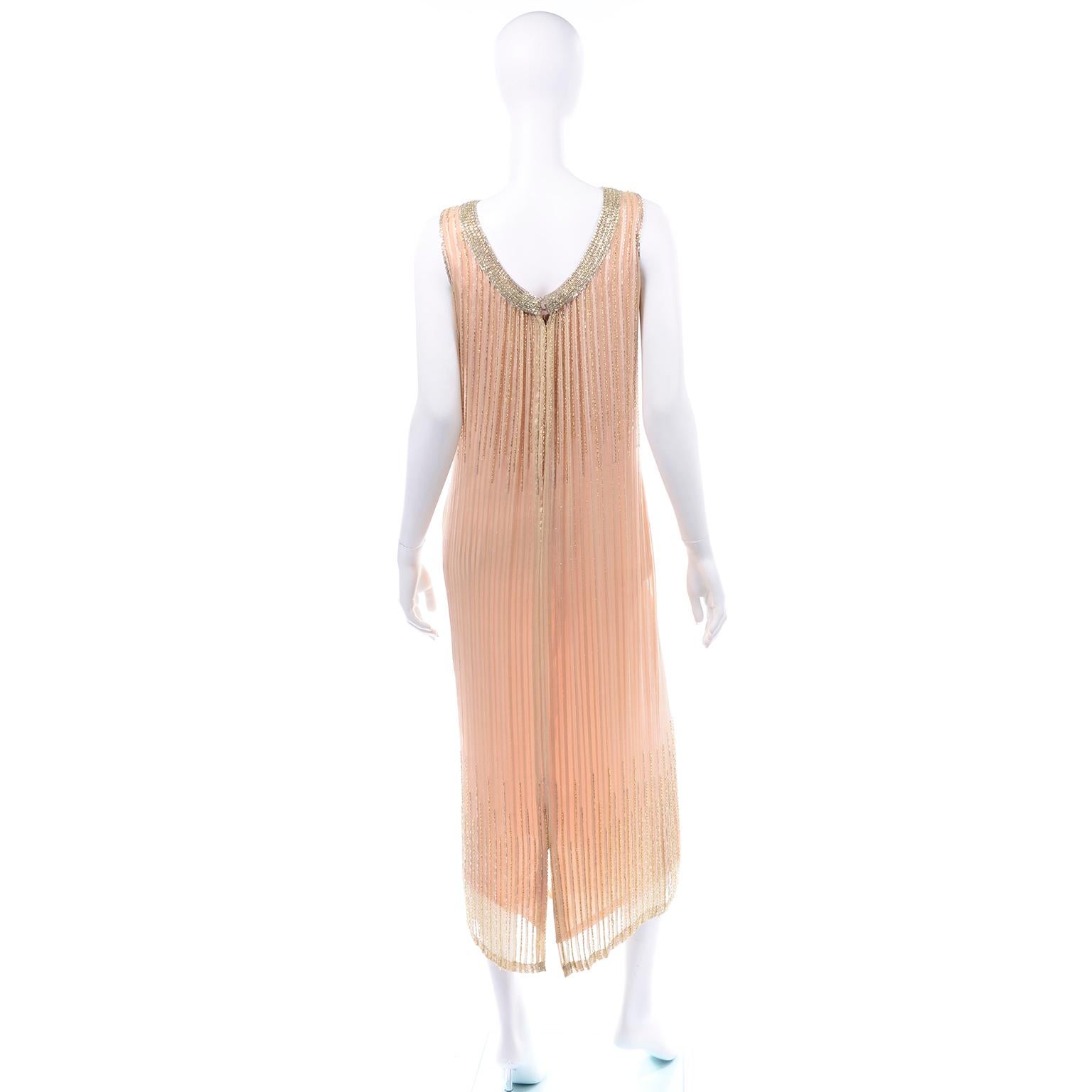 Perlenbesetztes durchsichtiges Abendkleid in Pfirsich und Gold mit Drapierung mit Boutique Label Damen im Angebot
