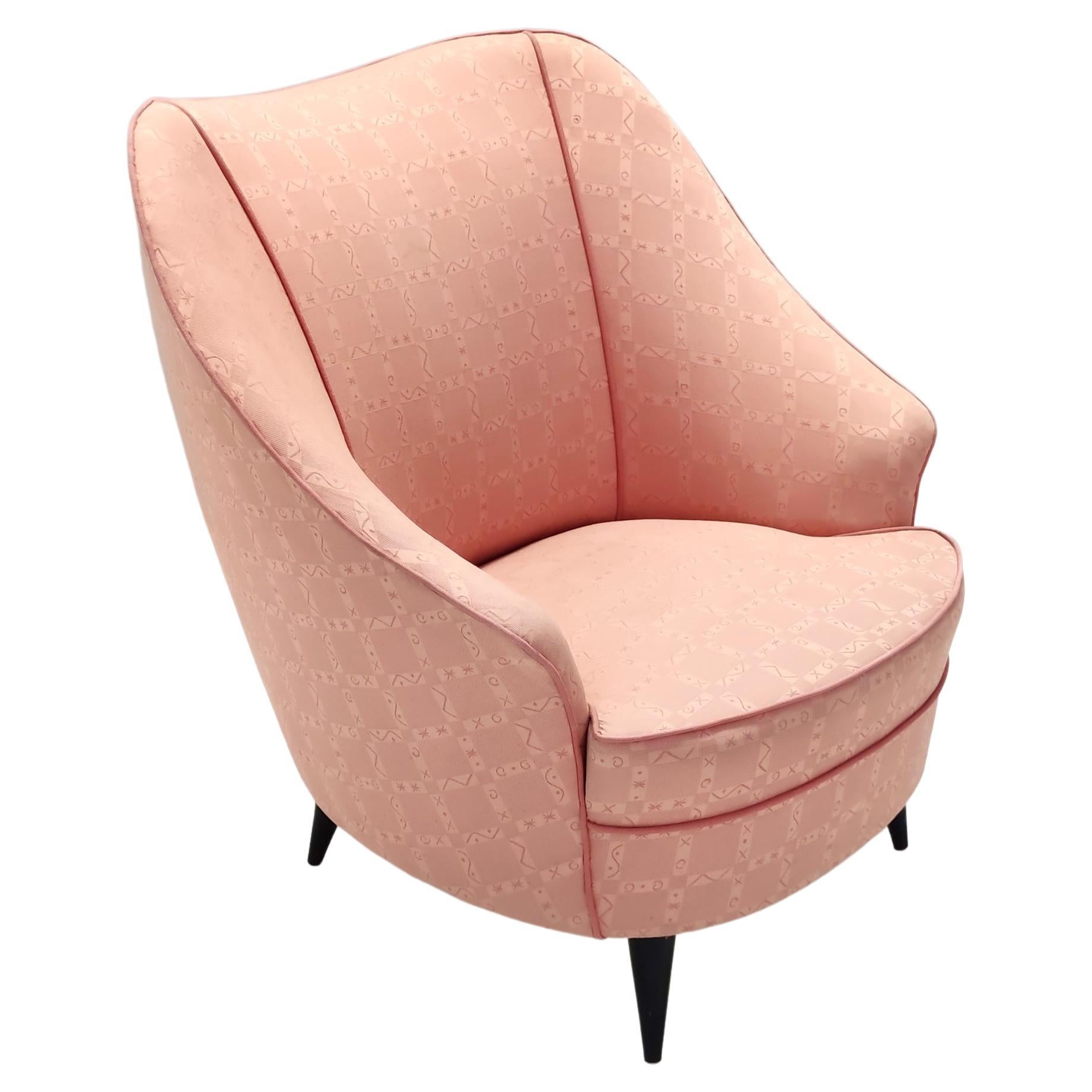 Made in Italy, 1940s.
This piece is ascribable to Gio Ponti for Casa e Giardino for its incredible design.
The fabric is from the 60s and in excellent original condition. 
This lounge chair is a vintage piece, therefore it might show slight traces