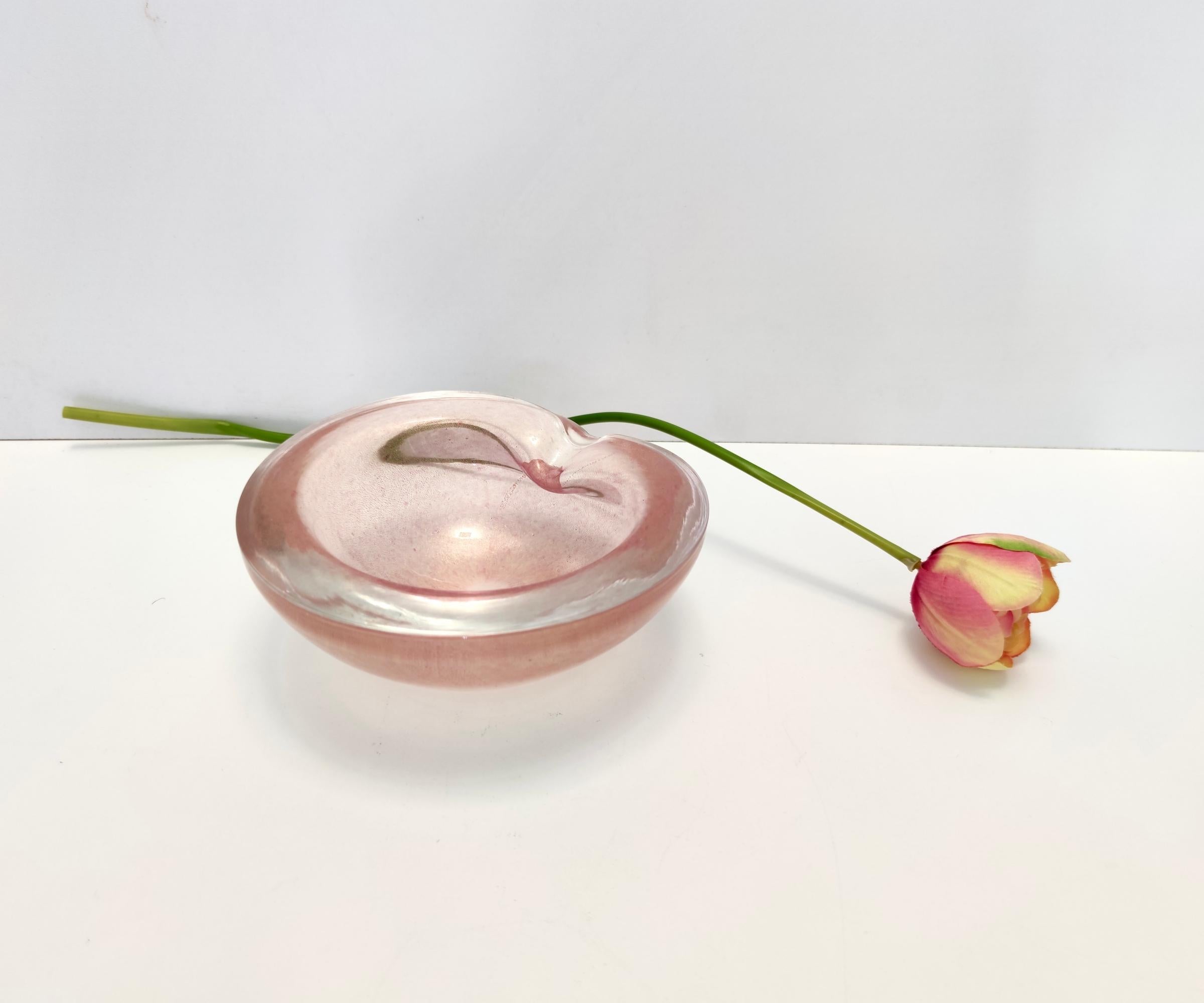 Fabriqué en Italie, dans les années 1950 - 1960, dans le style de Barbini. 
Réalisé en verre de Murano rose pêche épais avec feuille d'or, légèrement irisé, avec une fabrication en fer clair. 
La technique est celle du sommerso. 
Il s'agit d'une