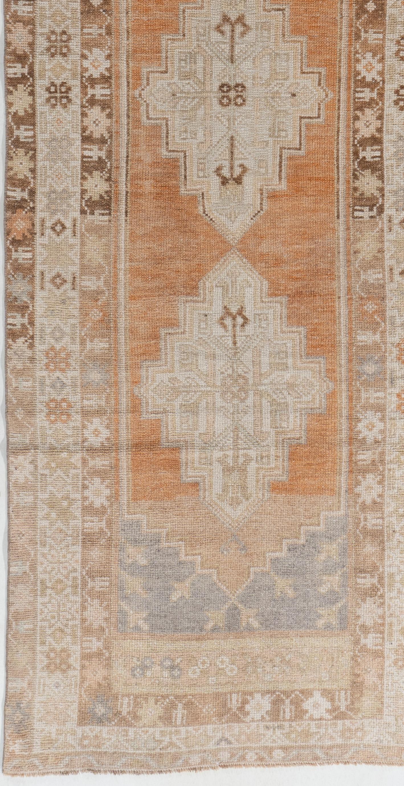 2'11 X 9'1. Oushak's are known for their soft palettes combined with eccentric drawing. Oushak in western Turkey has the longest continuous rug weaving history, stretching back at least to the mid-fifteenth century. It has always been oriented