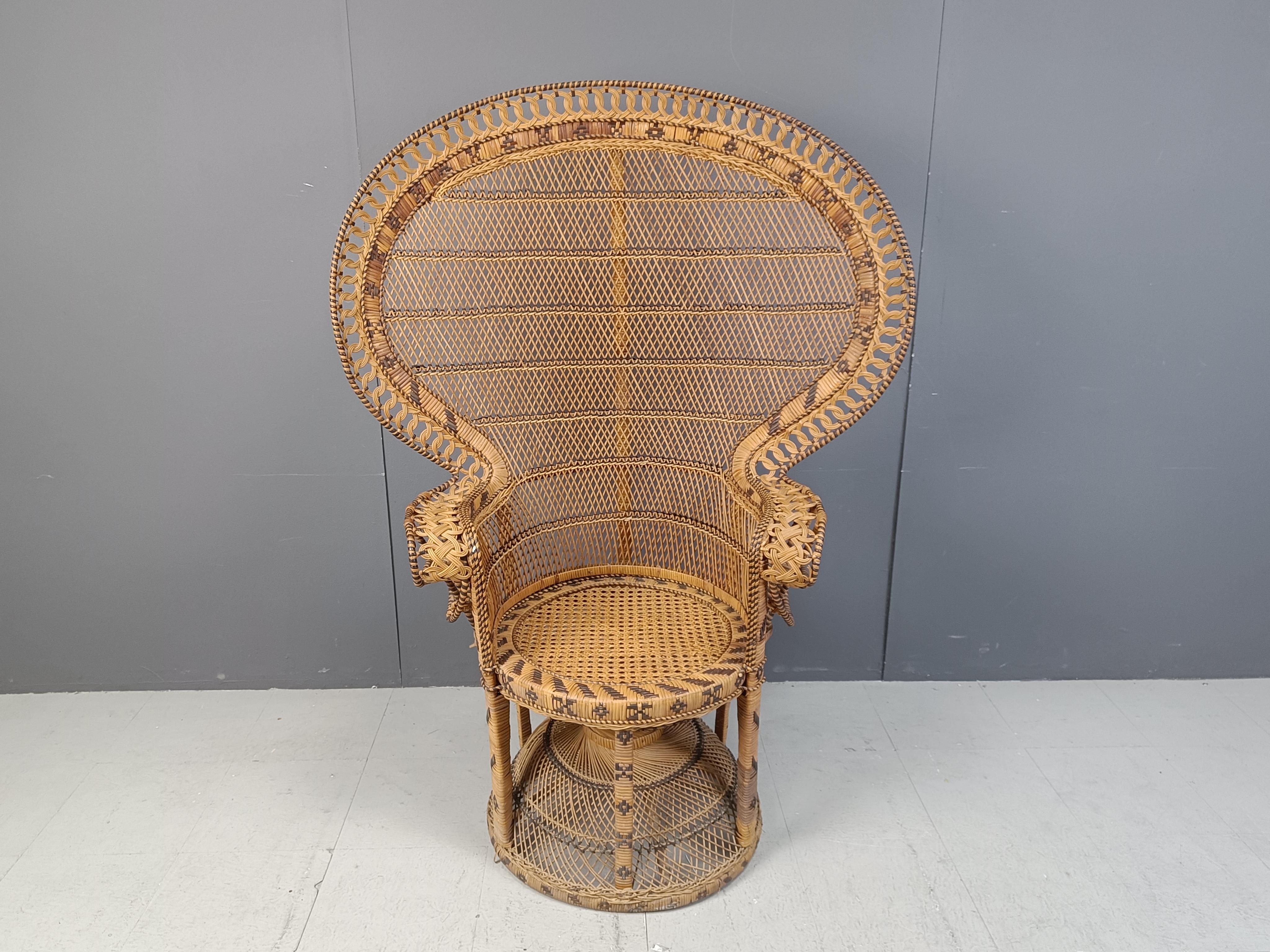 Elegant vintage peacock 'emanuelle' style chair with matching stool.

Timeless and decorative pieces in the bohemian style.

Can be used both in-and outside.

Good condition with normal age related wear

1970s - Asia

Height: 148cm/58.26