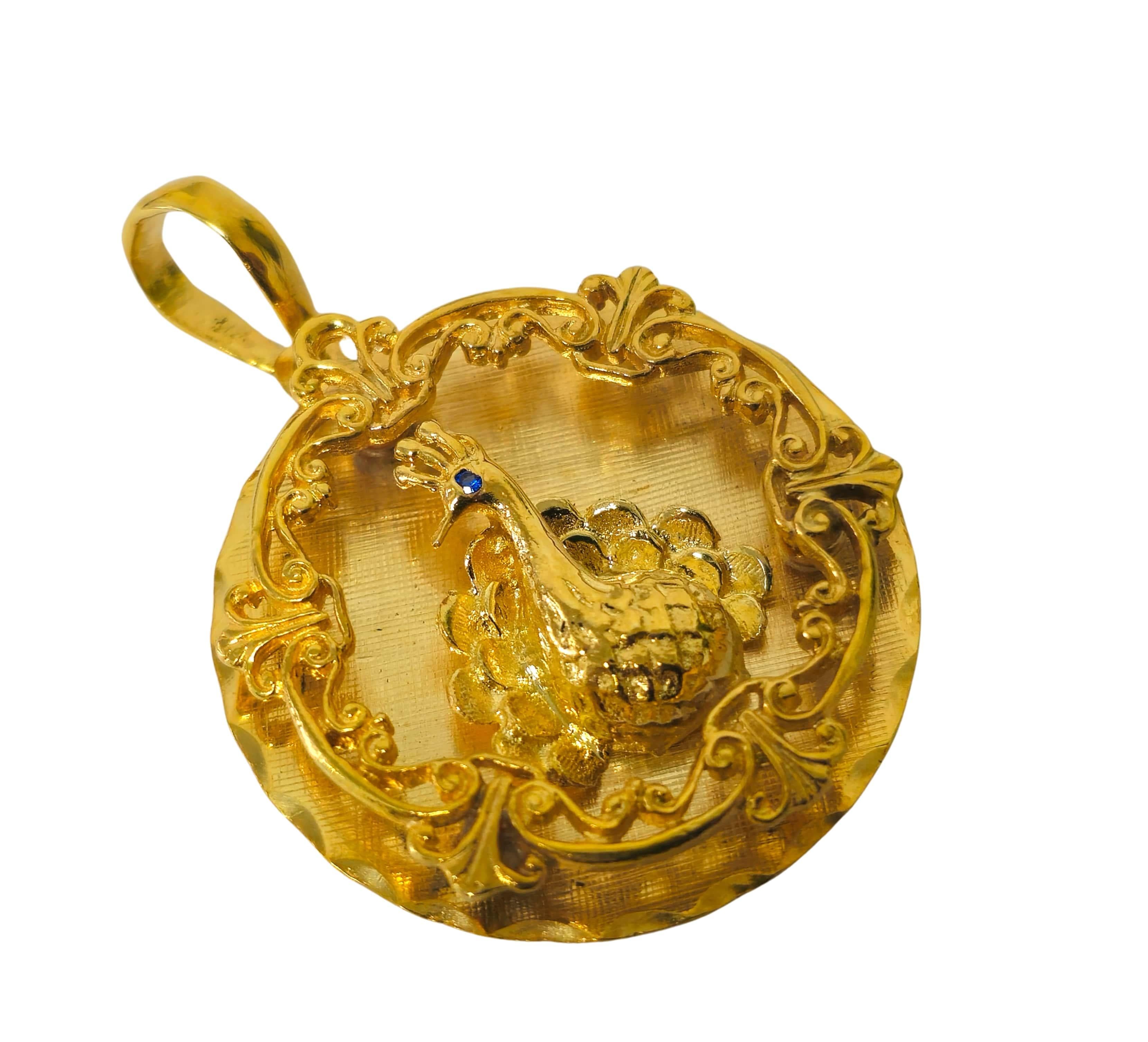 Vintage Peacock Motif Pendant with Blue Sapphire in 14k Gold In Excellent Condition For Sale In Miami, FL