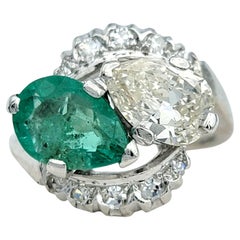 Anello da cocktail in platino con smeraldo colombiano e diamanti d'epoca con taglio a pera