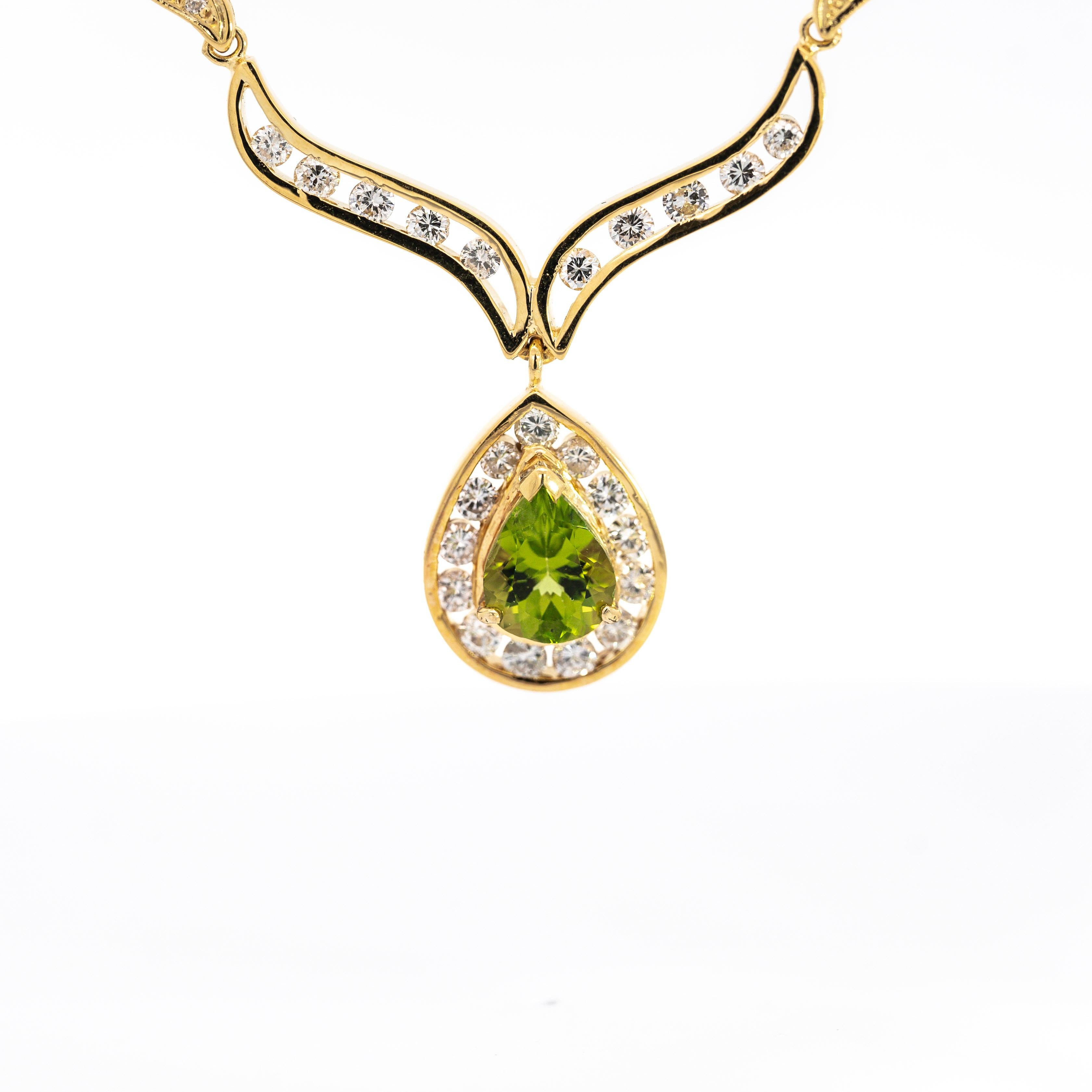 Vintage Pear Cut Green Peridot Drop Pendant Necklace with Diamonds in 18K Gold For Sale 1