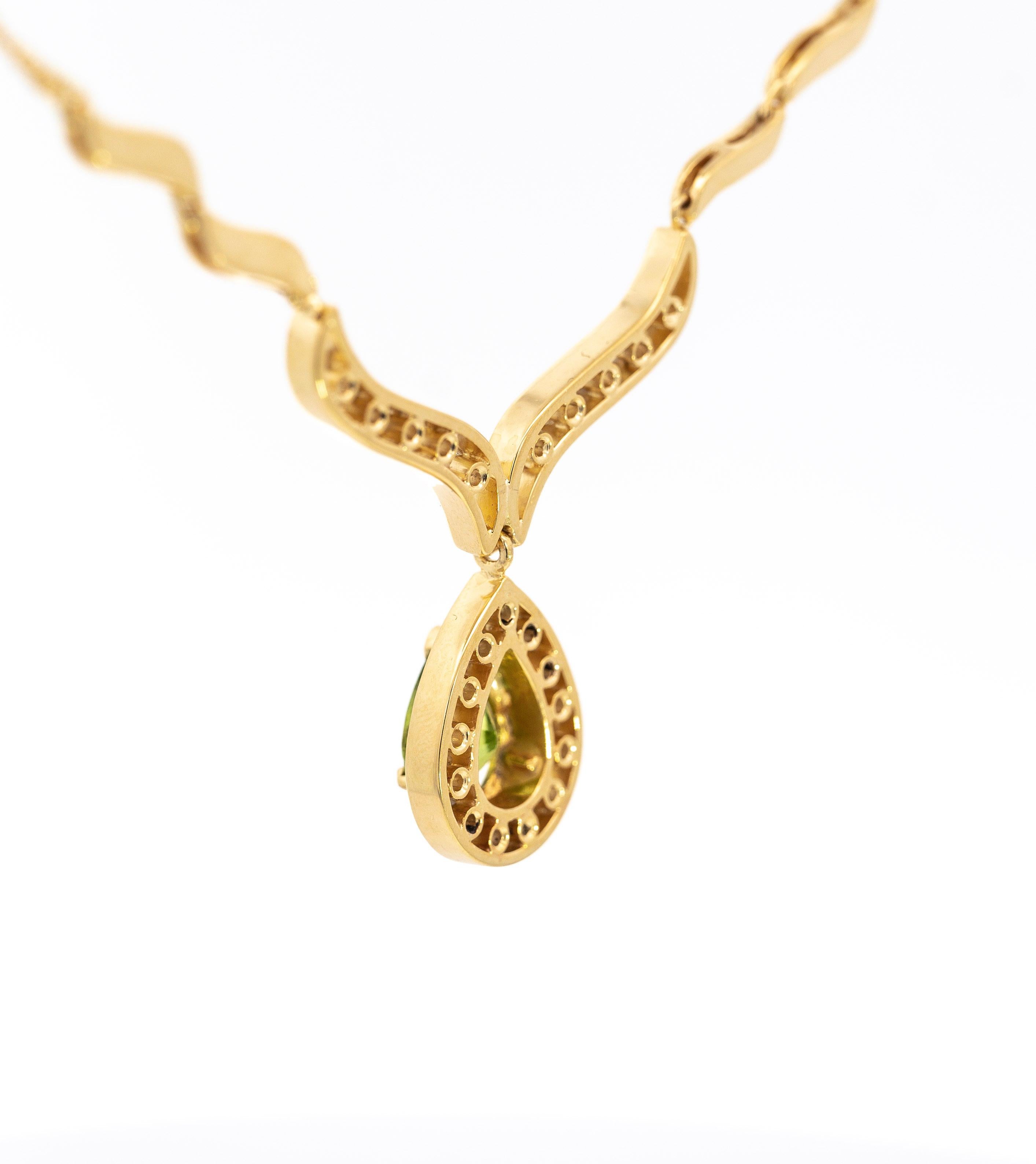 Halskette mit tropfenförmigem Vintage-Anhänger aus 18 Karat Gold mit grünem Peridot im Birnenschliff und Diamanten im Angebot 1