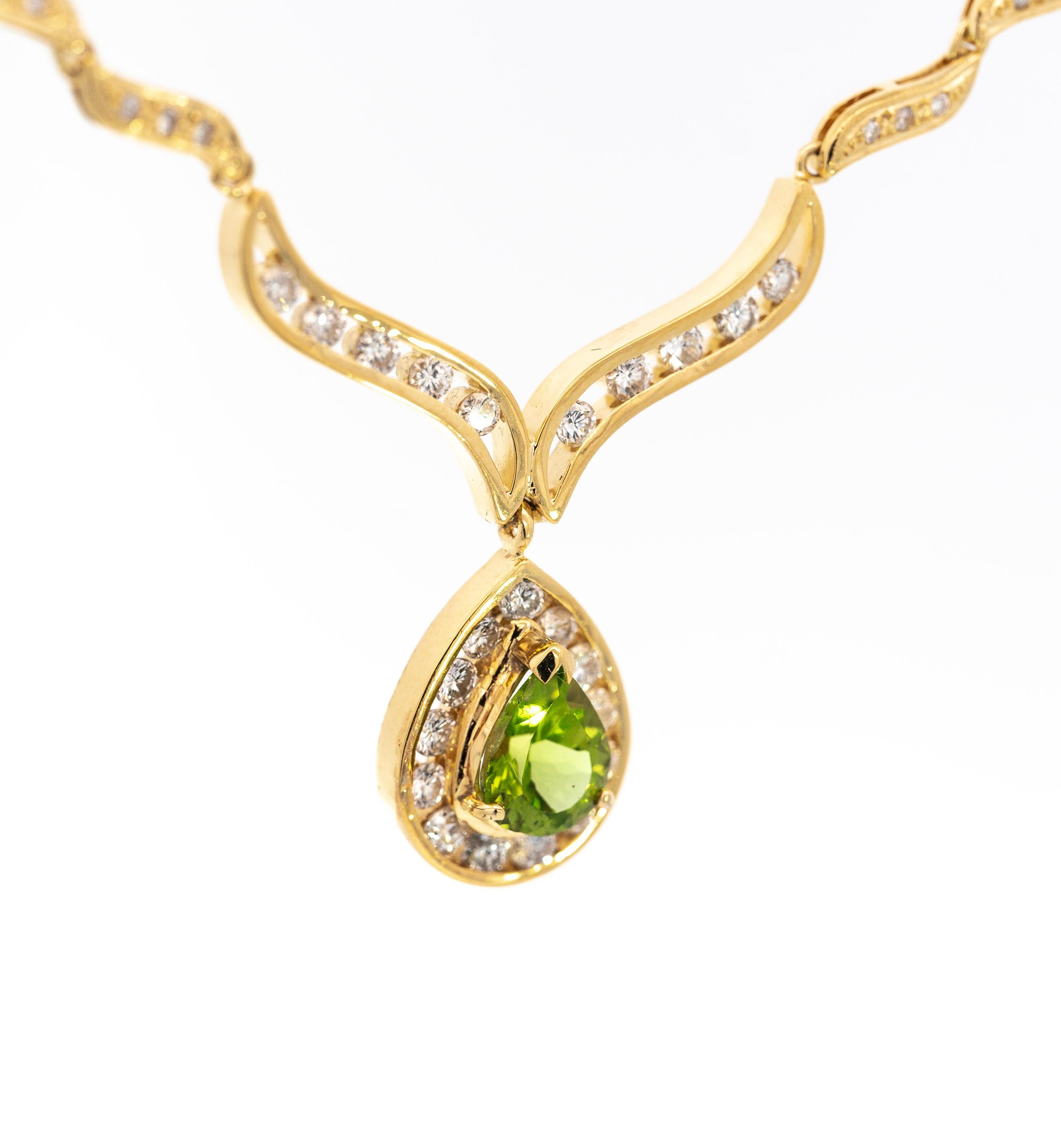 Vintage Pear Cut Green Peridot Drop Pendant Necklace with Diamonds in 18K Gold For Sale 3
