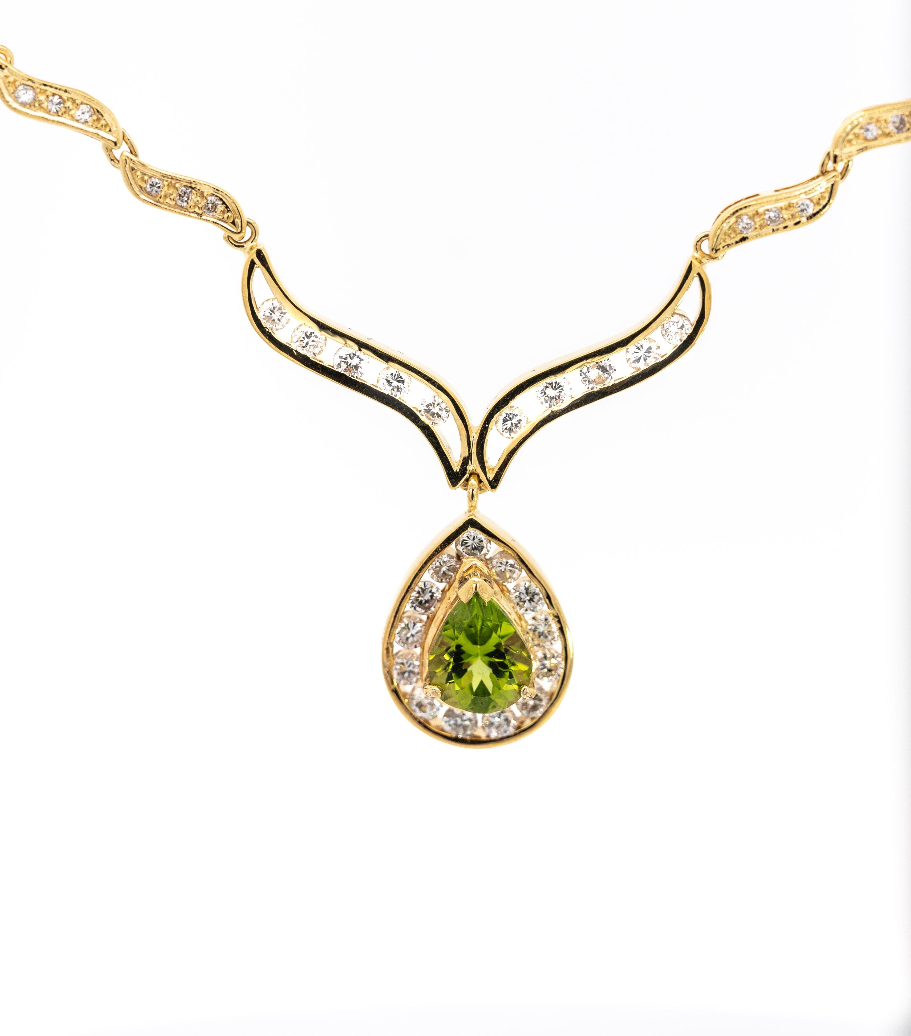 Halskette mit tropfenförmigem Vintage-Anhänger aus 18 Karat Gold mit grünem Peridot im Birnenschliff und Diamanten im Angebot 3