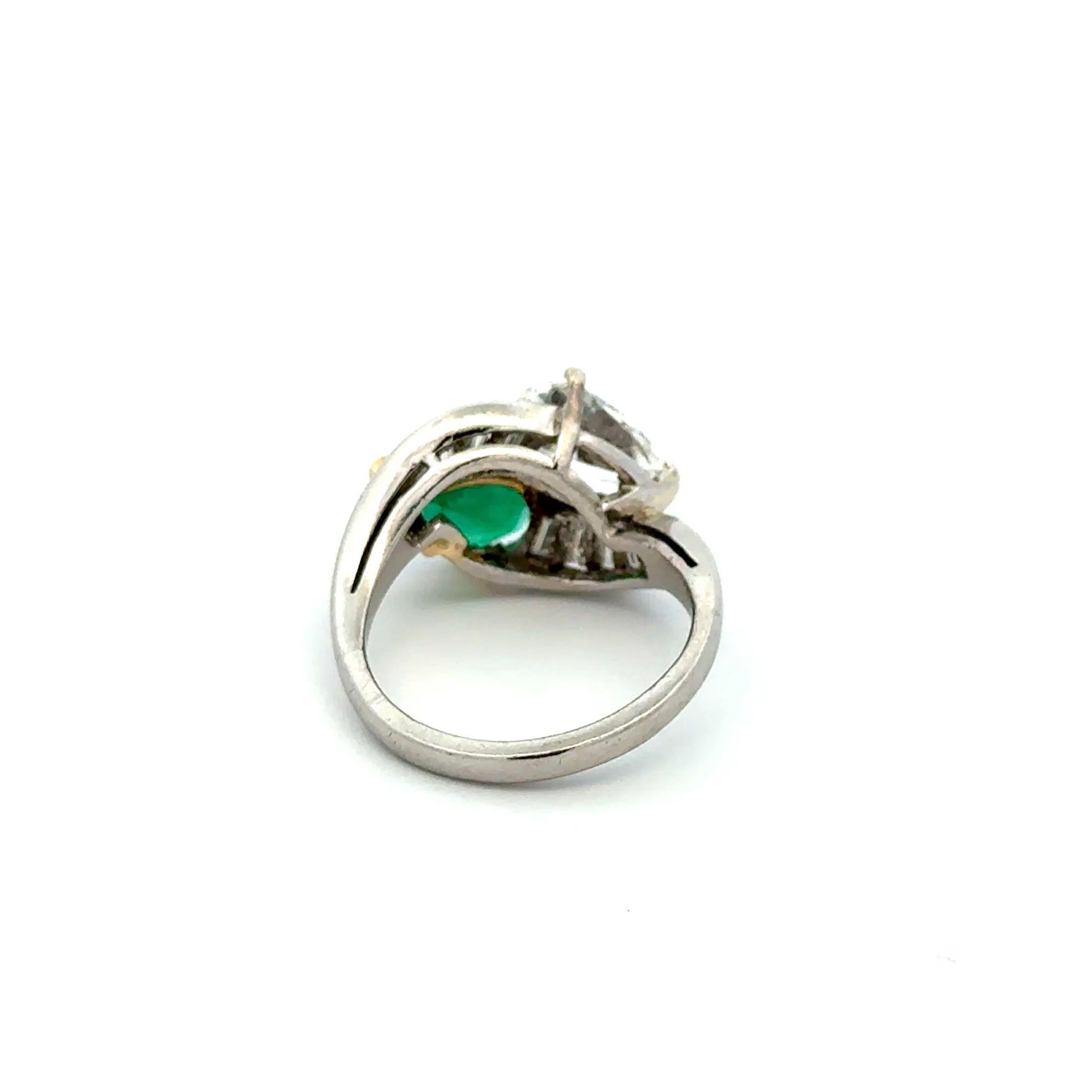 Vintage Pear Diamond, Emerald and Baguette Diamond Platinum Bypass Ring In Excellent Condition For Sale In Montreal, QC