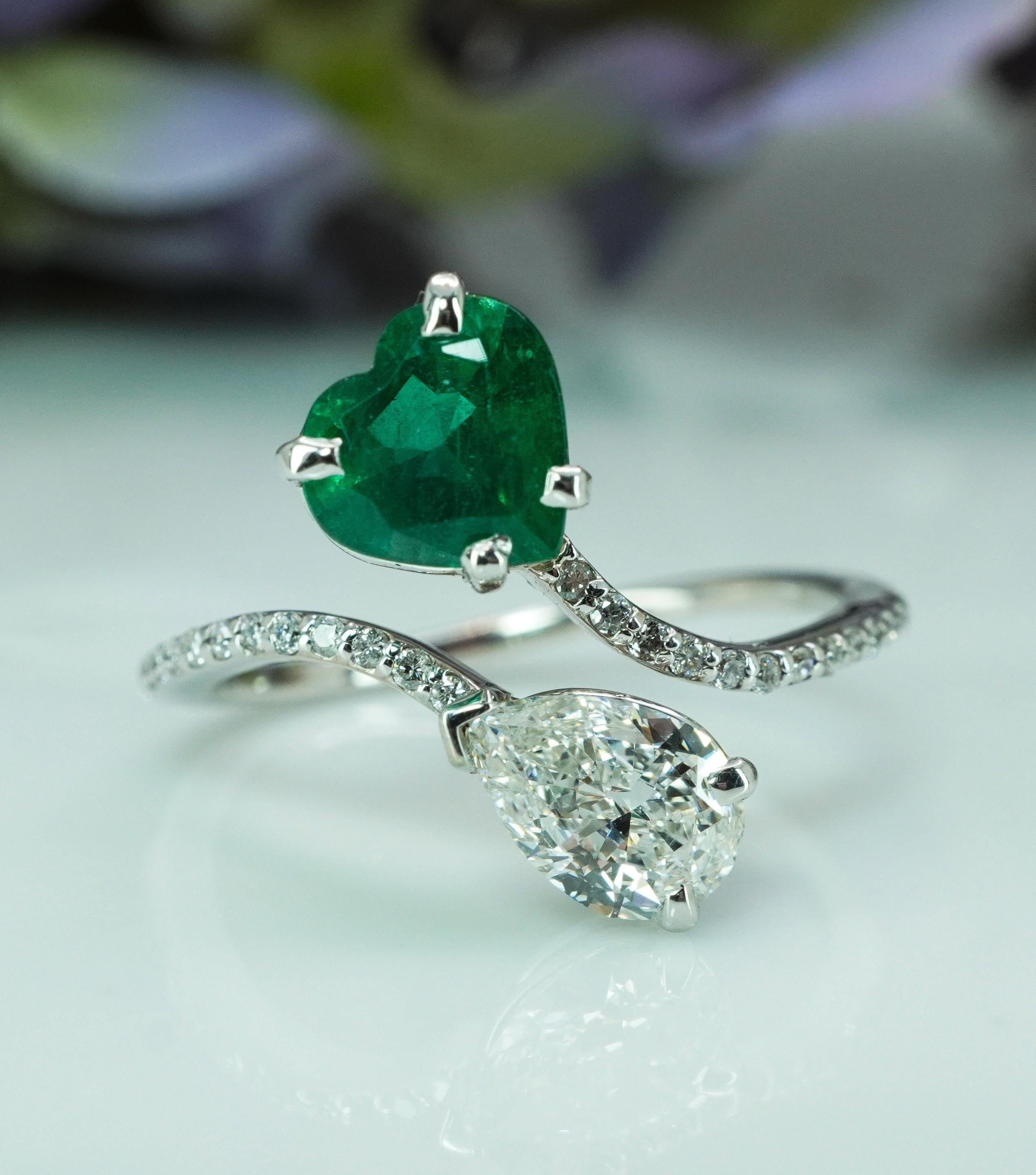 Vintage Birne Diamant Smaragd Herz 14K Weißgold Toi et Moi Bypass Ring (Retro) im Angebot