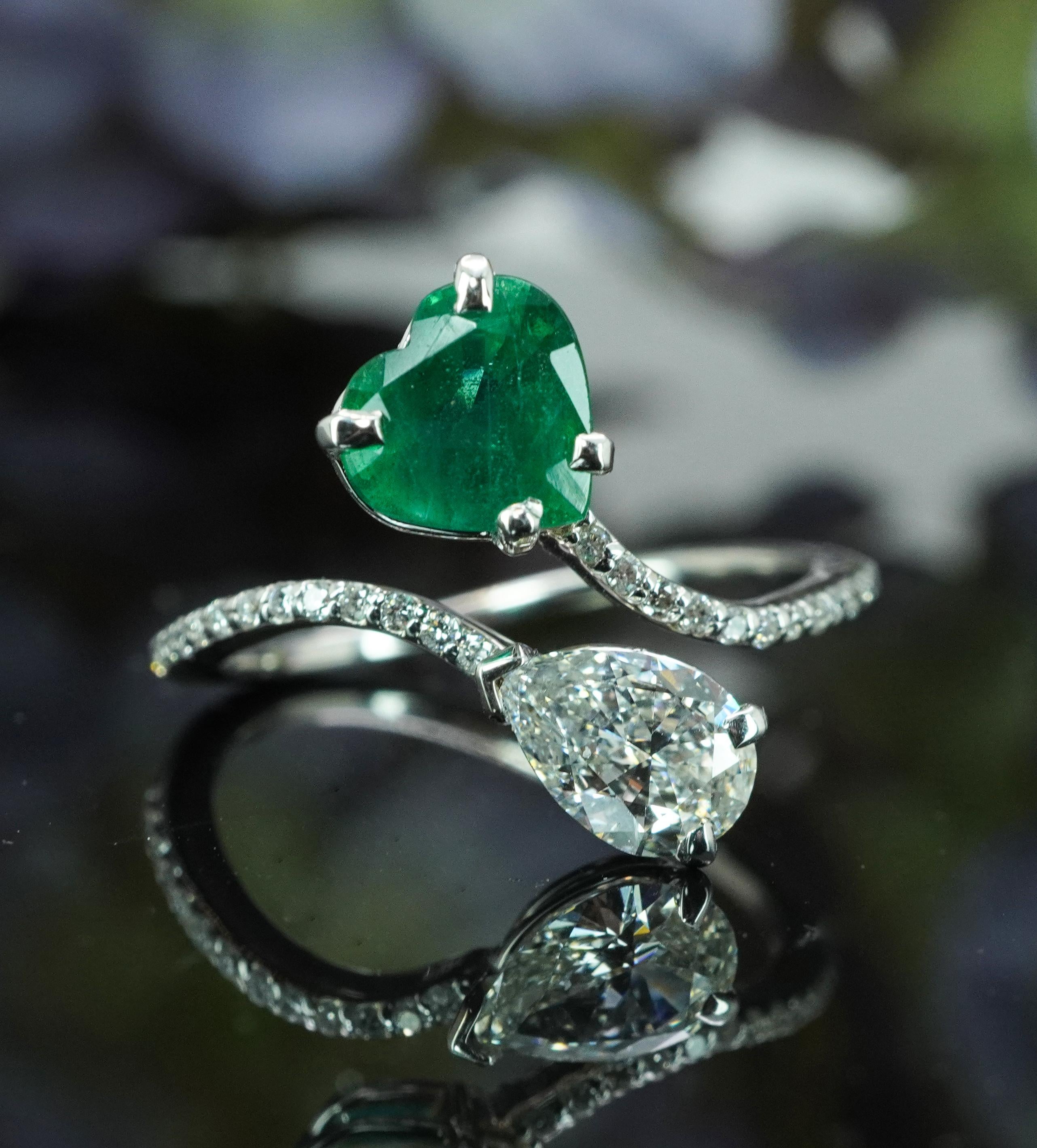 Vintage Birne Diamant Smaragd Herz 14K Weißgold Toi et Moi Bypass Ring (Smaragdschliff) im Angebot