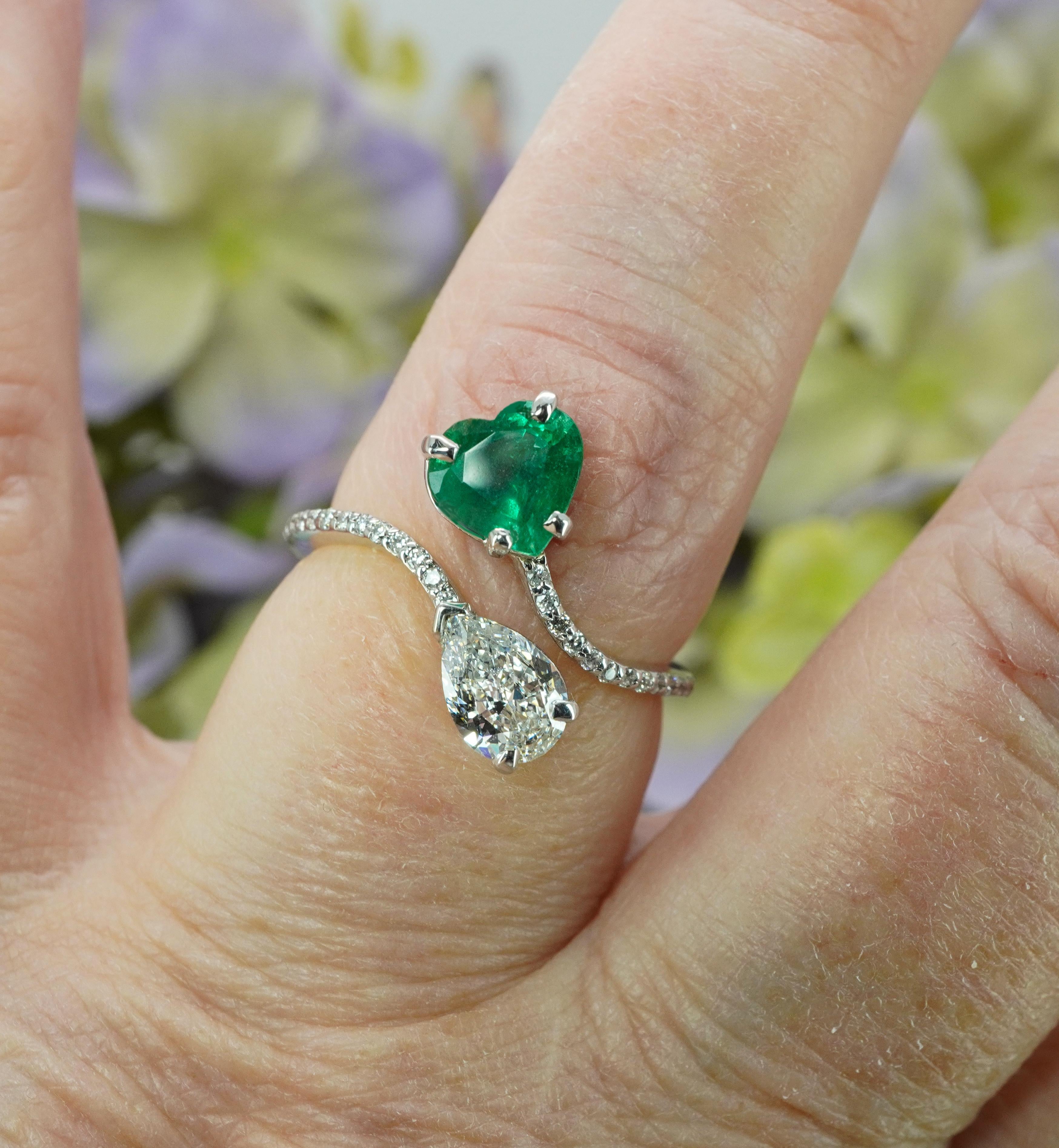 Vintage Birne Diamant Smaragd Herz 14K Weißgold Toi et Moi Bypass Ring im Zustand „Gut“ im Angebot in Brambleton, US