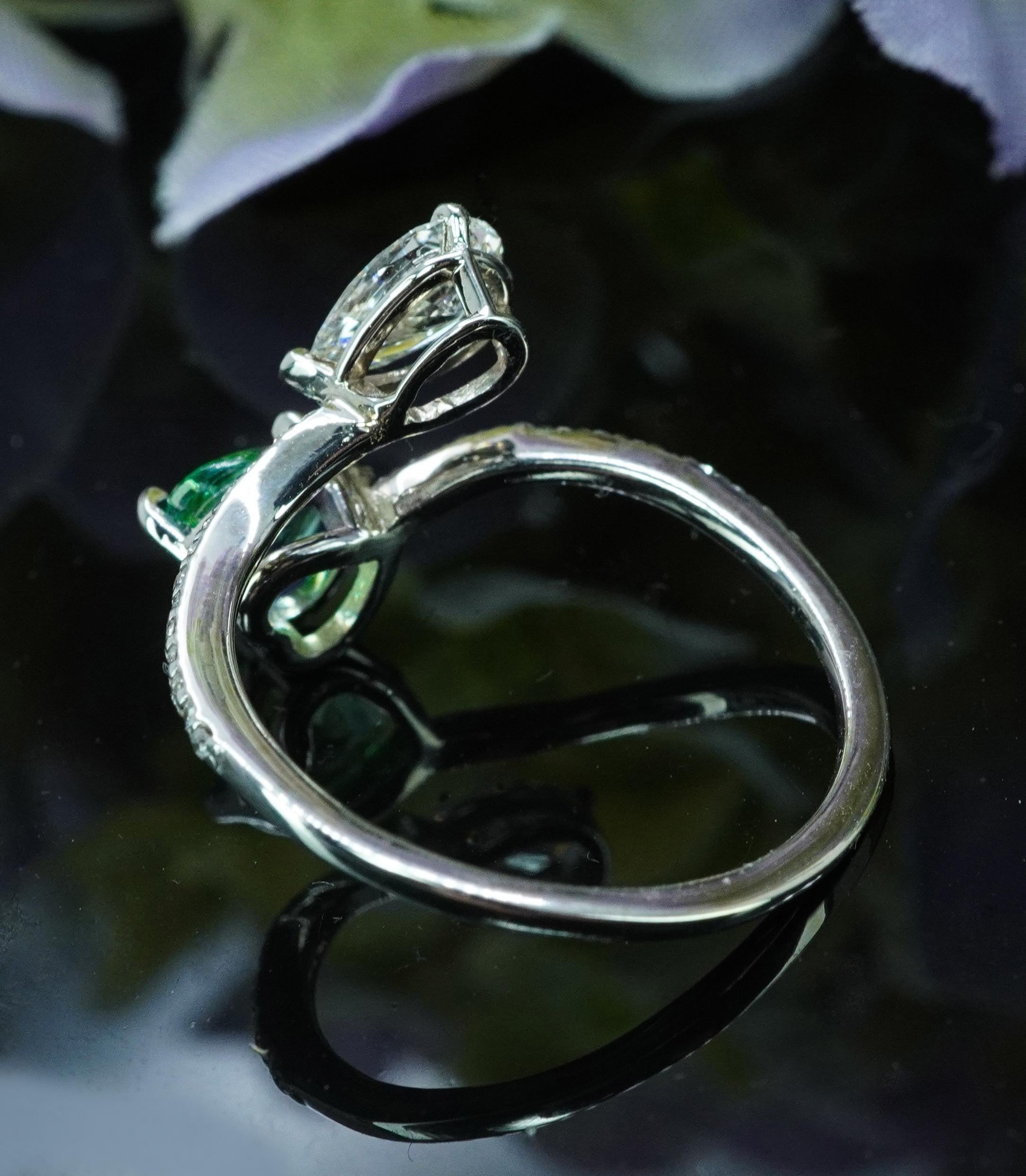 Vintage Birne Diamant Smaragd Herz 14K Weißgold Toi et Moi Bypass Ring Damen im Angebot