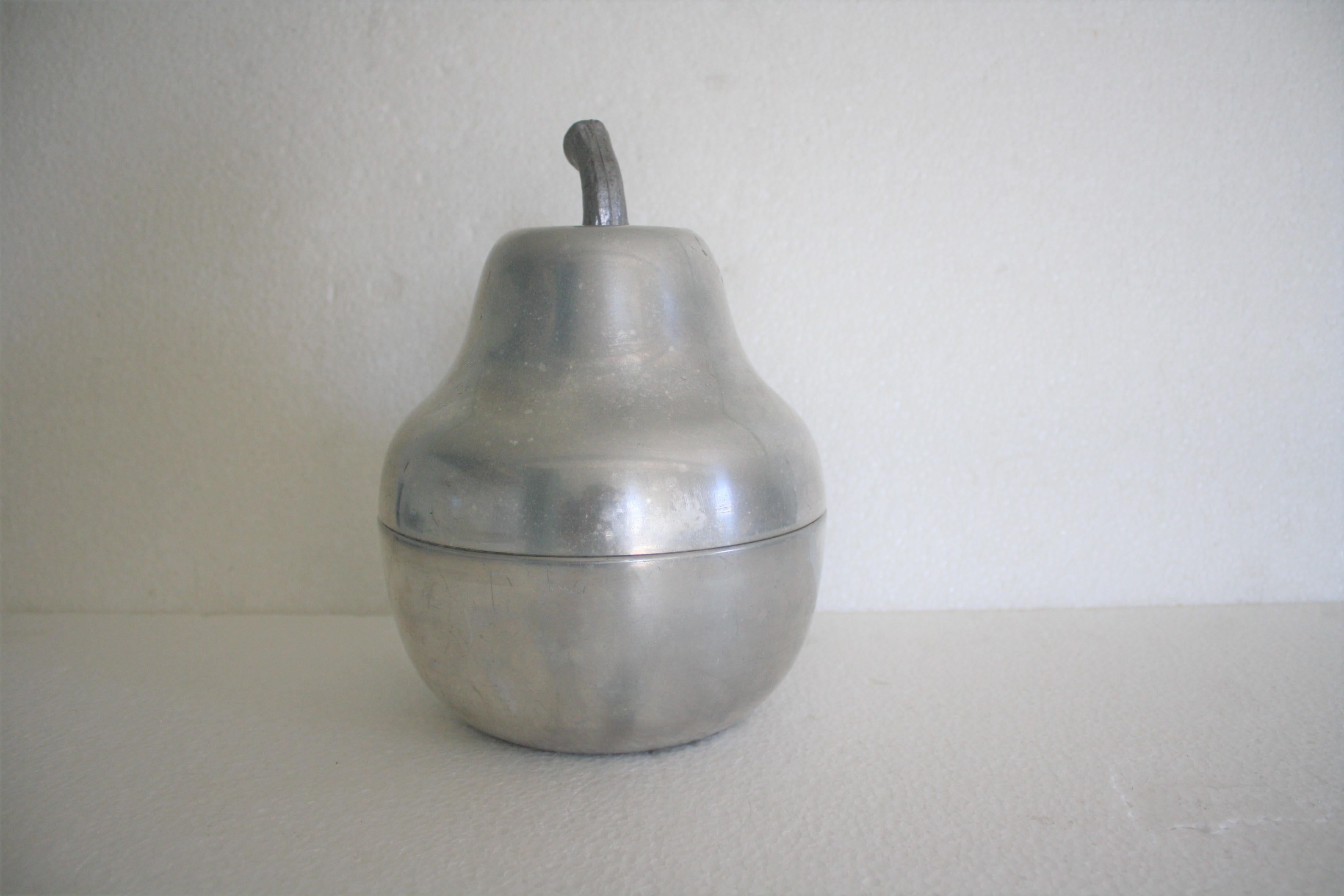 Vintage ice bucket in the shape of a pear.

Made from aluminum and plastic.

Good condition, no dents, only slight scratches.

1970s, Italy

Measure: Height 28 cm/11