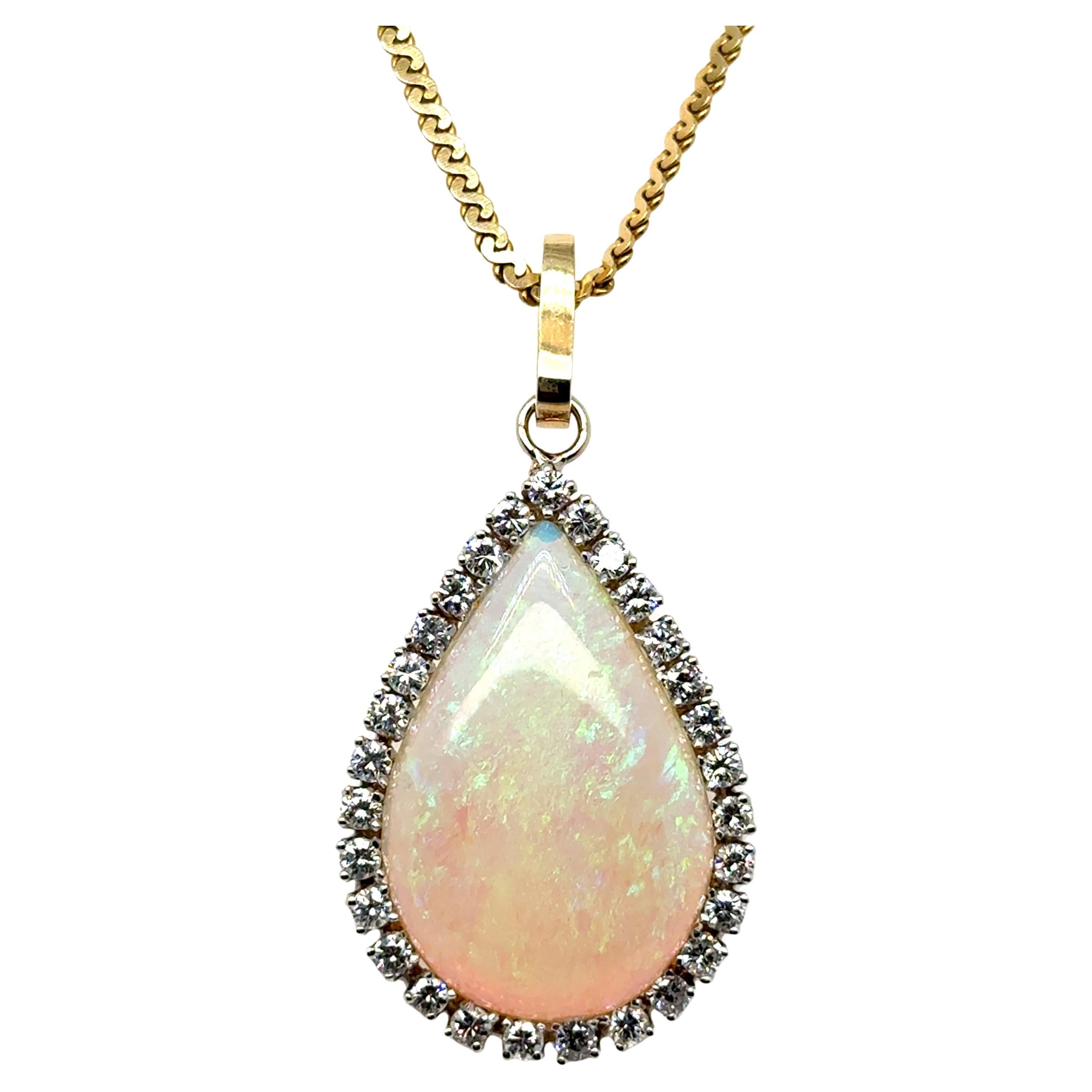 Collier pendentif vintage en or jaune 14 carats, opale poire avec halo de diamants. en vente