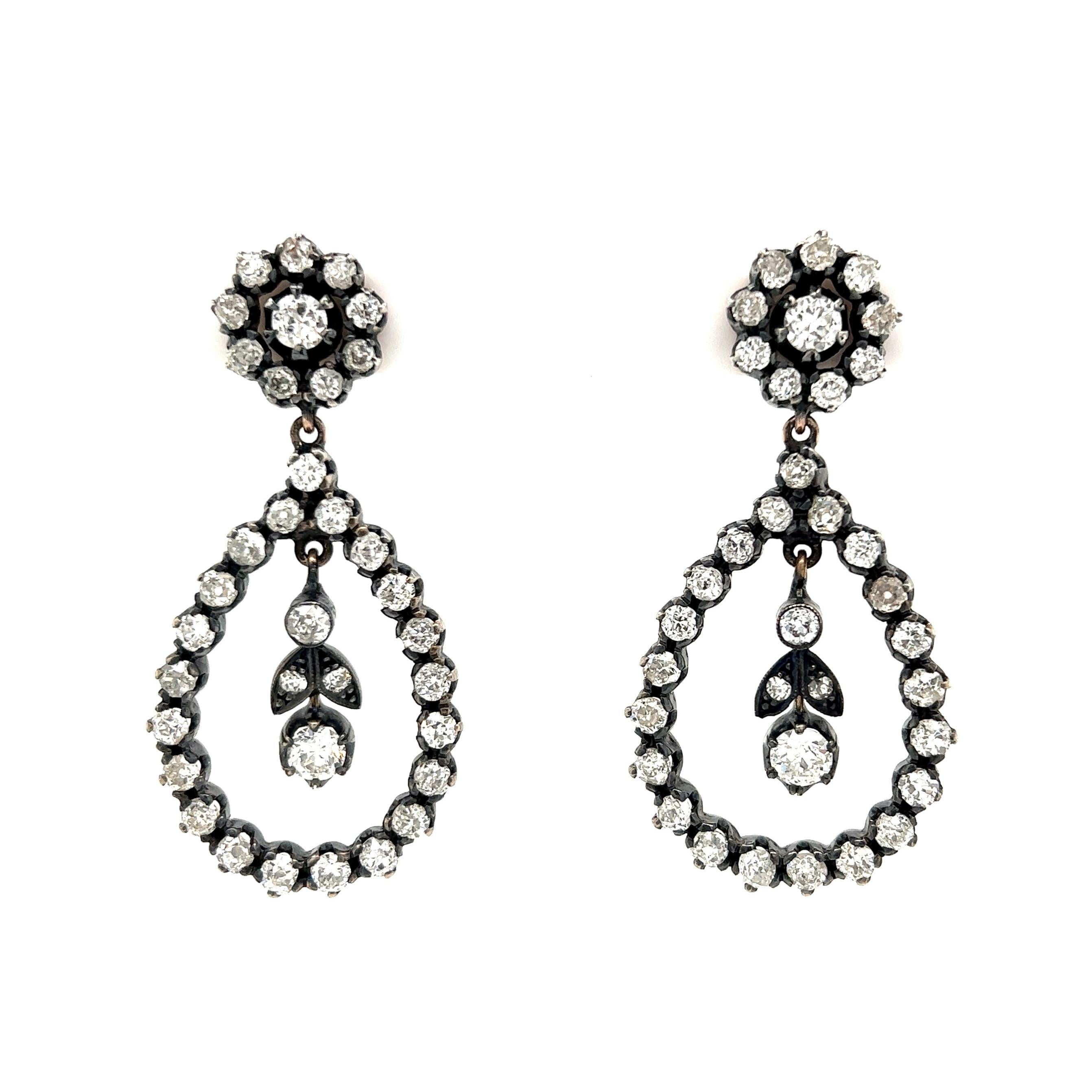 Tout simplement magnifique ! Pendants d'oreilles ouverts en forme de poire. Les diamants sont sertis à la main et pèsent environ 6,24 tonnes. Magnifiquement réalisé à la main en 925 sur or 18 carats. Les boucles d'oreilles mesurent environ 2