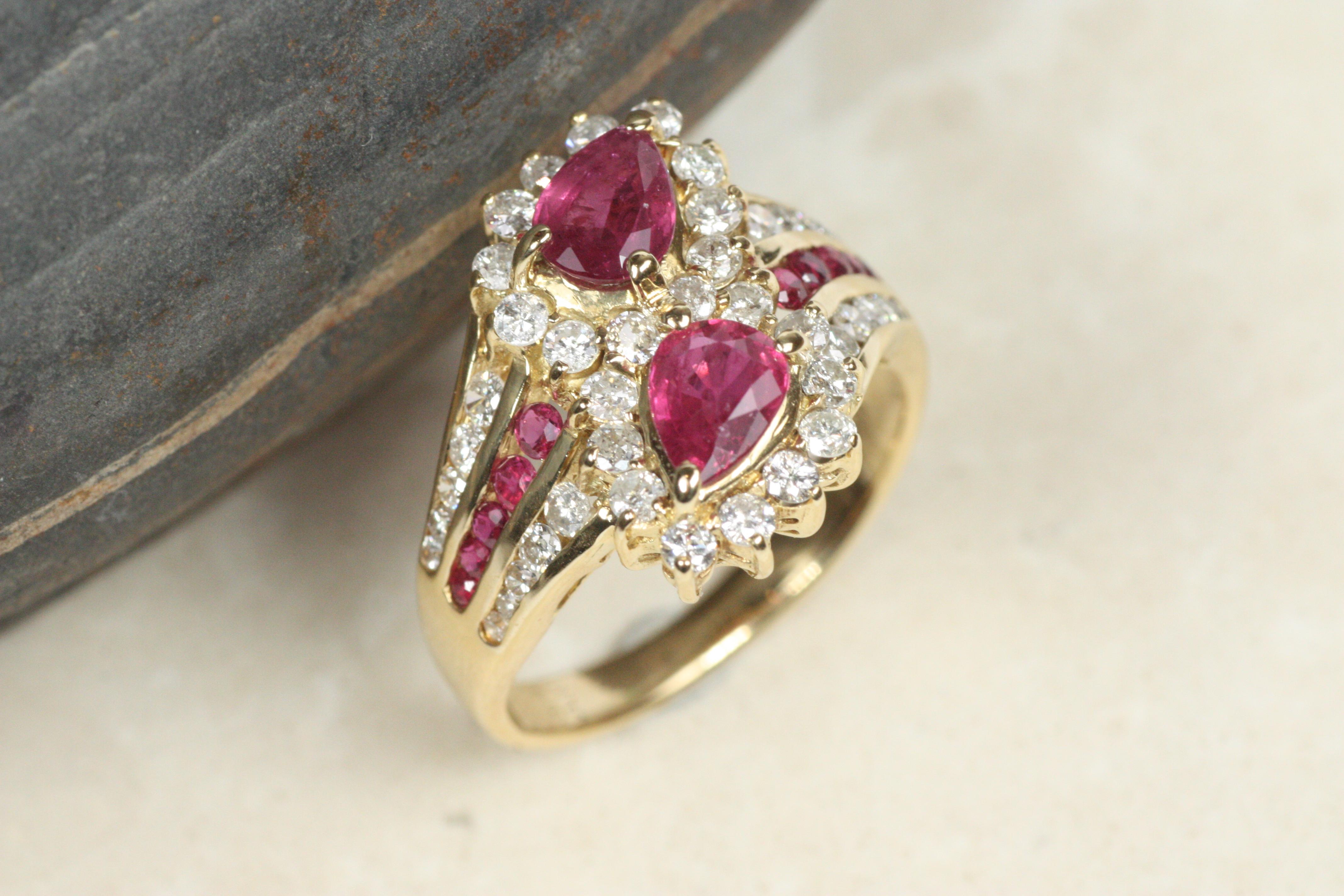 Vintage Pear-Shape Ruby & Diamond Toi et moi Ring - 14K Gelbgold (Tropfenschliff) im Angebot