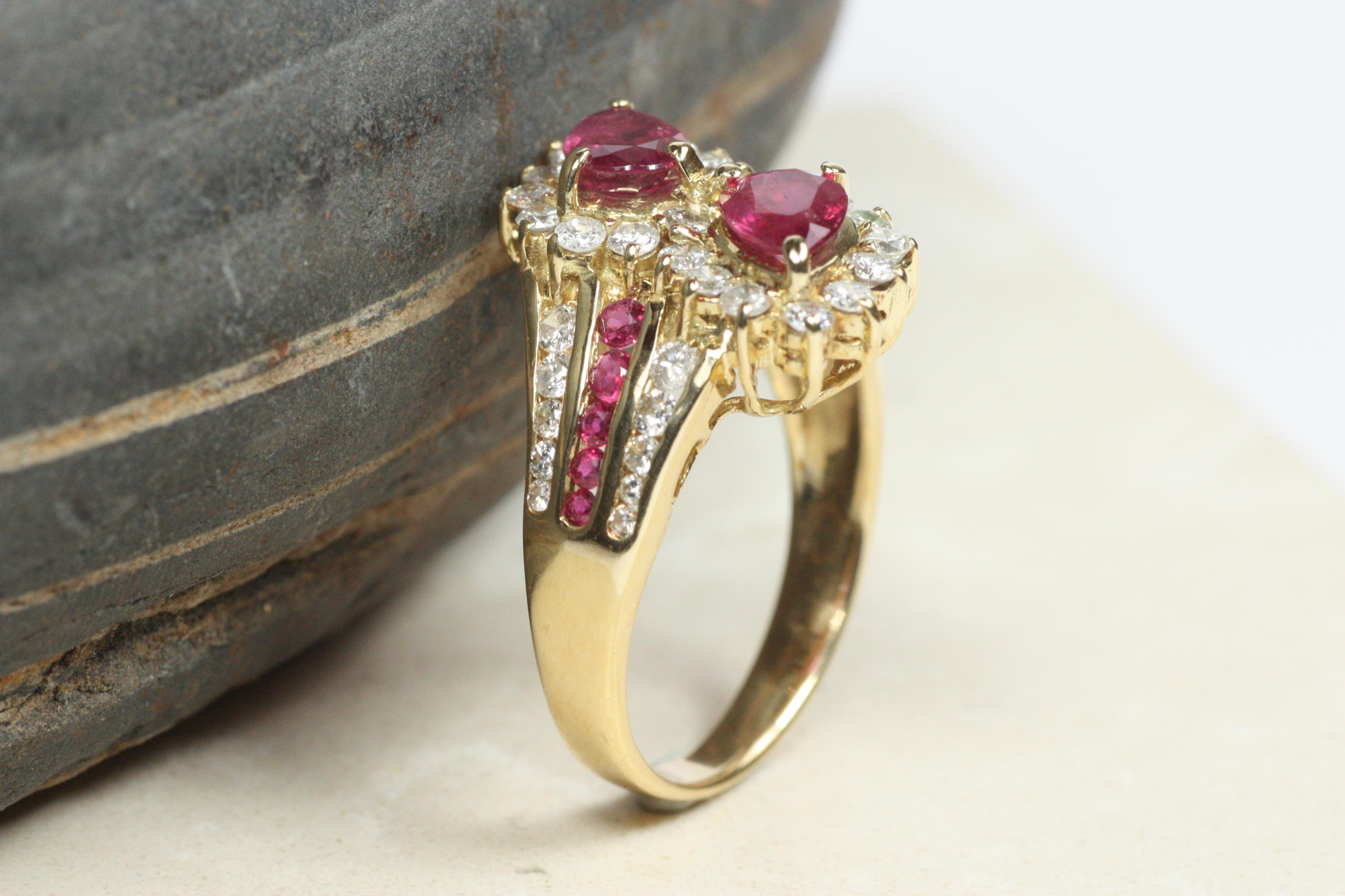 Vintage Pear-Shape Ruby & Diamond Toi et moi Ring - 14K Gelbgold im Zustand „Gut“ im Angebot in Santa Monica, CA