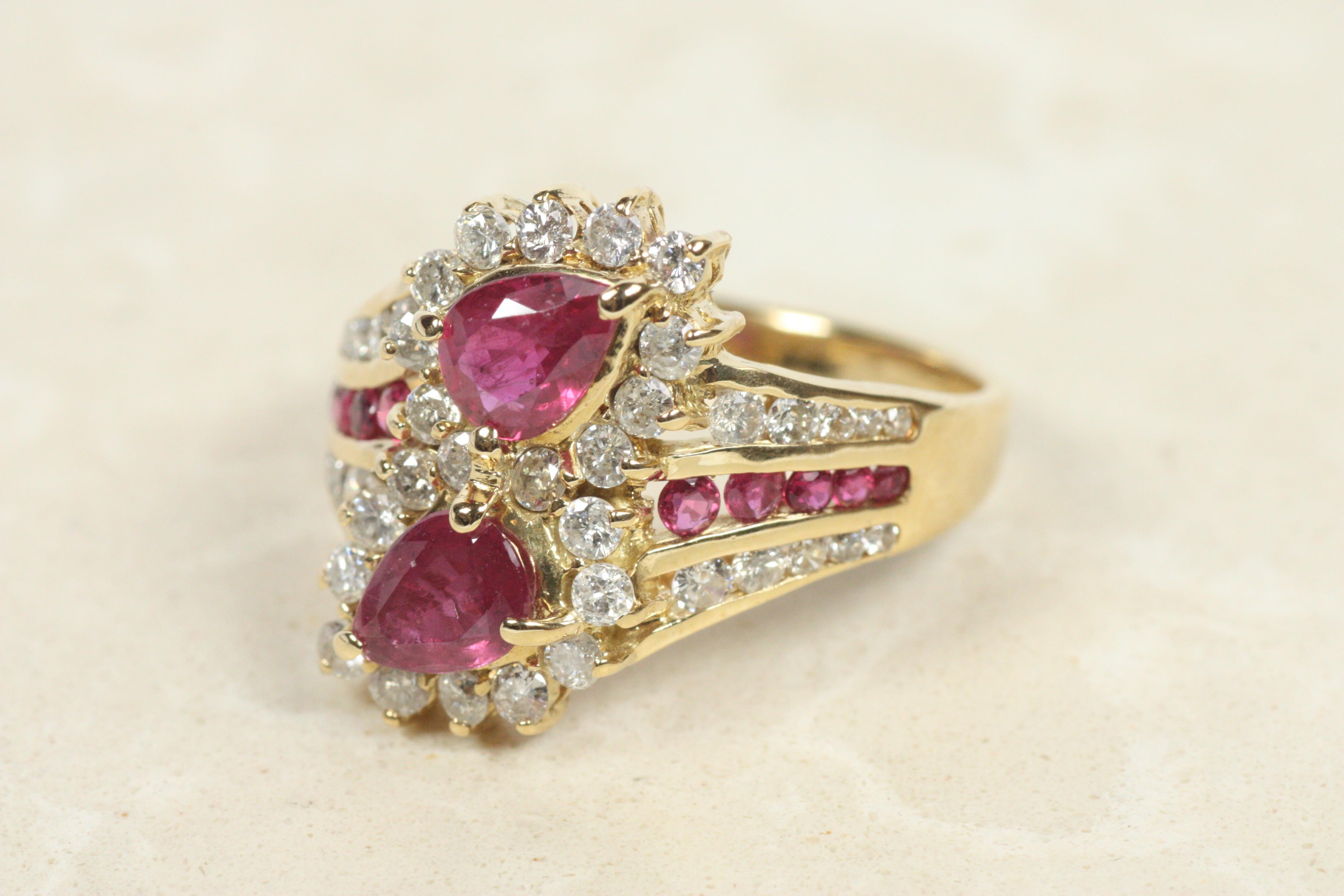 Vintage Pear-Shape Ruby & Diamond Toi et moi Ring - 14K Gelbgold Damen im Angebot
