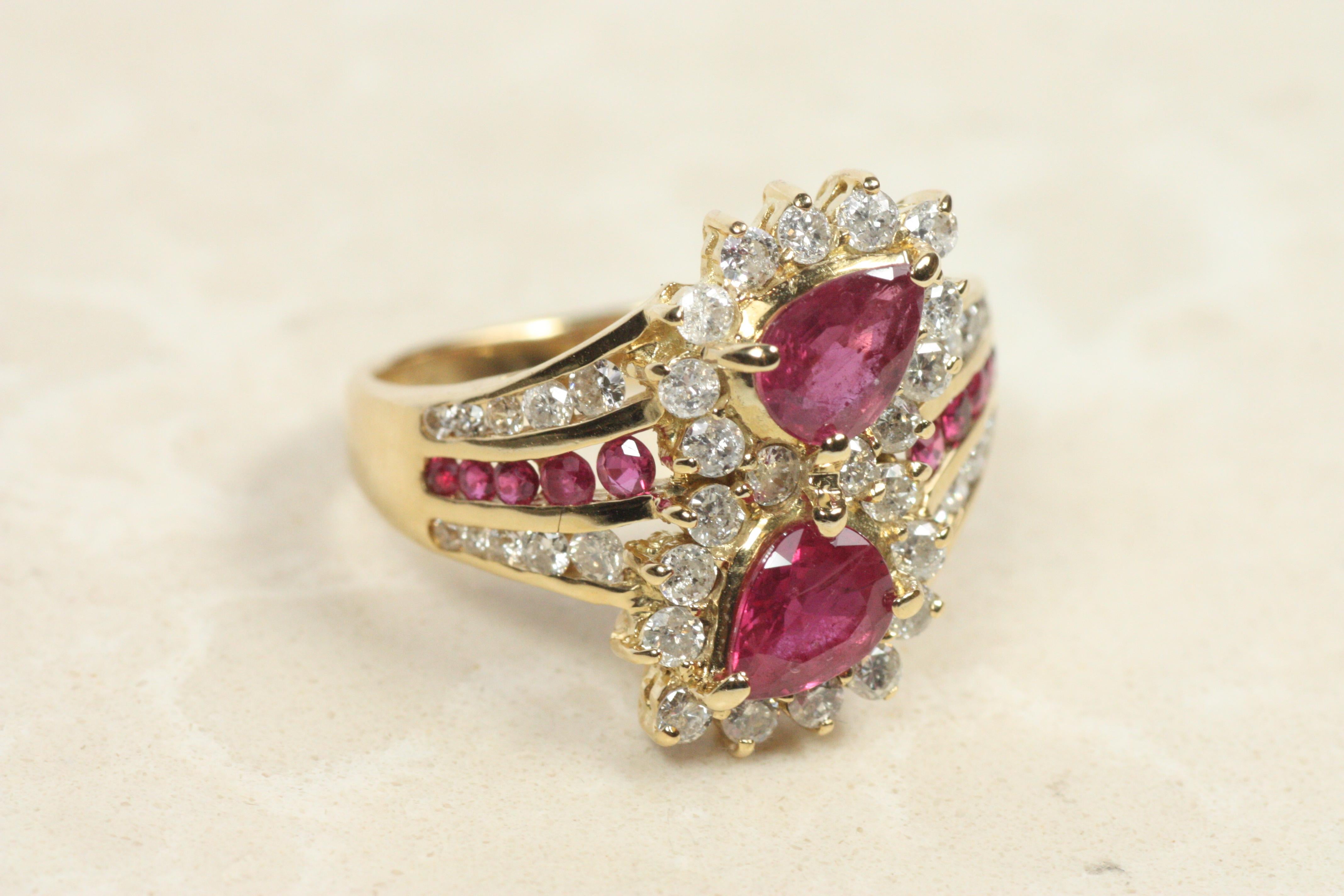 Vintage Pear-Shape Ruby & Diamond Toi et moi Ring - 14K Gelbgold im Angebot 1
