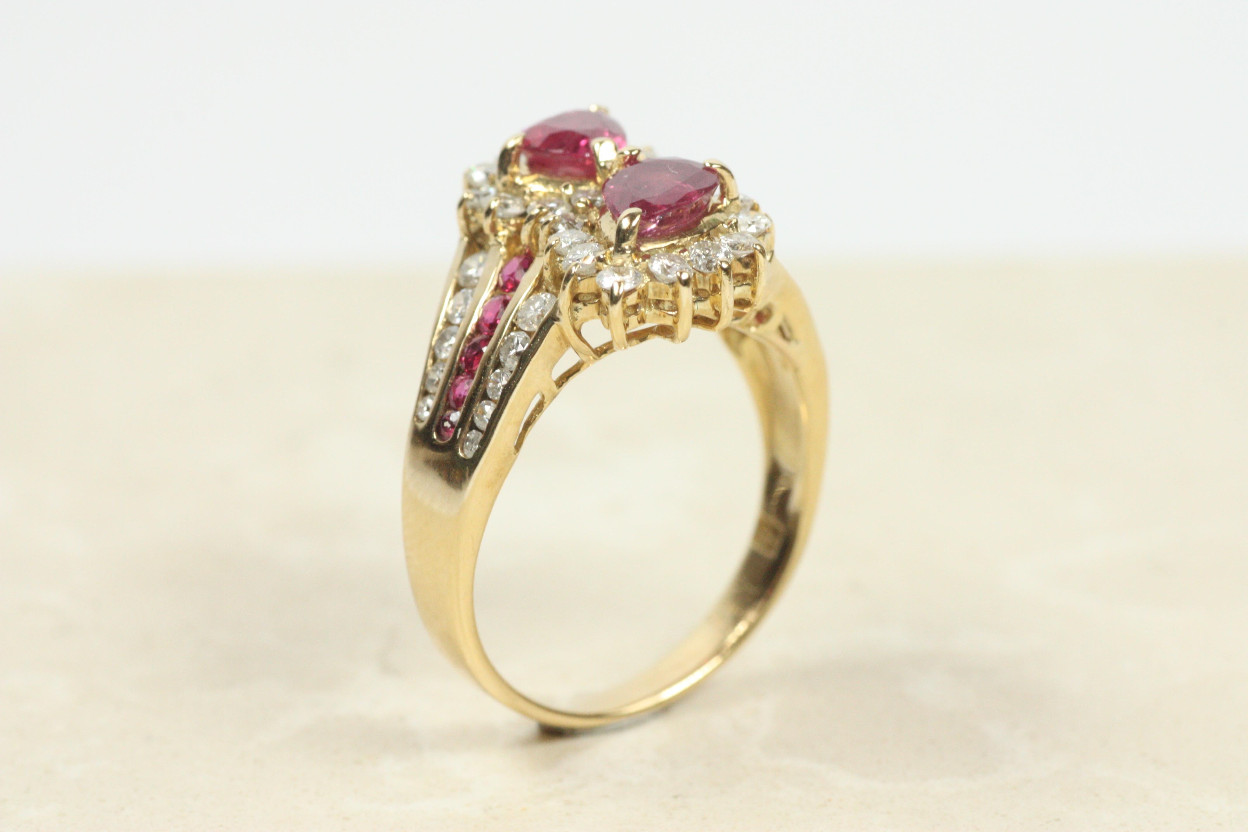 Vintage Pear-Shape Ruby & Diamond Toi et moi Ring - 14K Gelbgold im Angebot 2