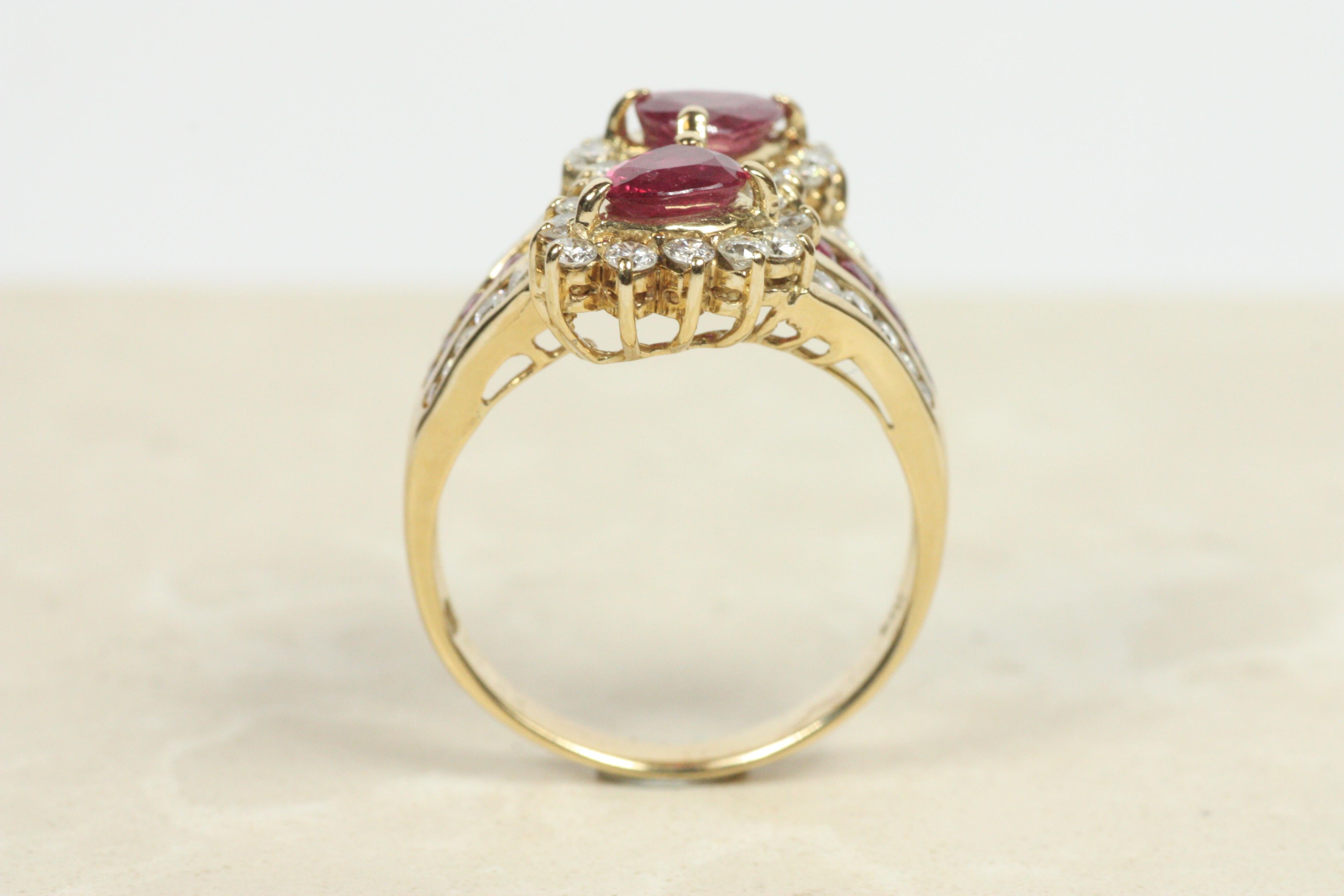Vintage Pear-Shape Ruby & Diamond Toi et moi Ring - 14K Gelbgold im Angebot 3