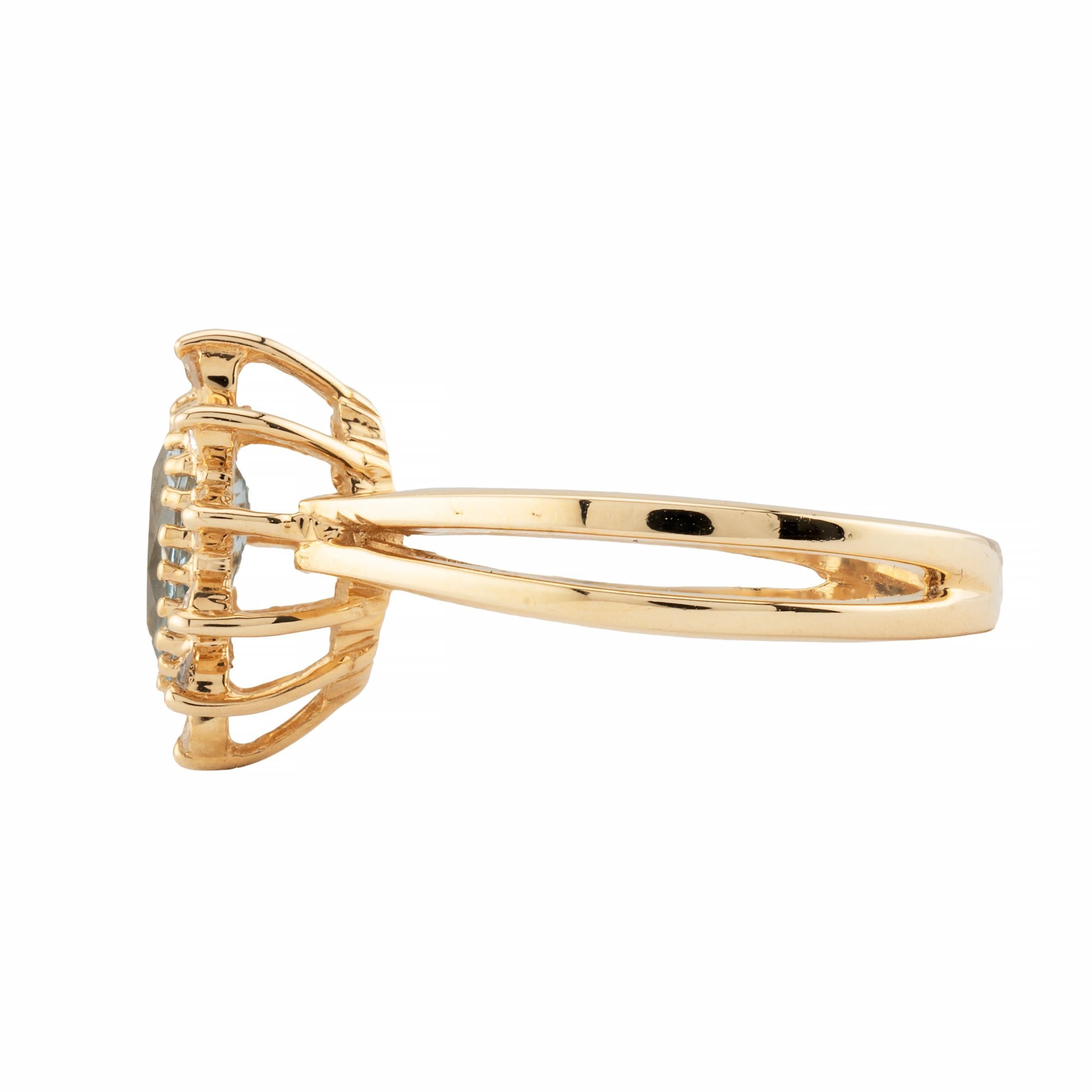 Aston Estate Jewelry stellt vor:

Ein birnenförmiger Aquamarin im Vintage-Stil und ein Diamant im Brillantschliff als Halo-Ring.  Dieser Ring aus poliertem 14-karätigem Gelbgold wird von einem 1,00-karätigen himmelblauen, birnenförmigen Aquamarin