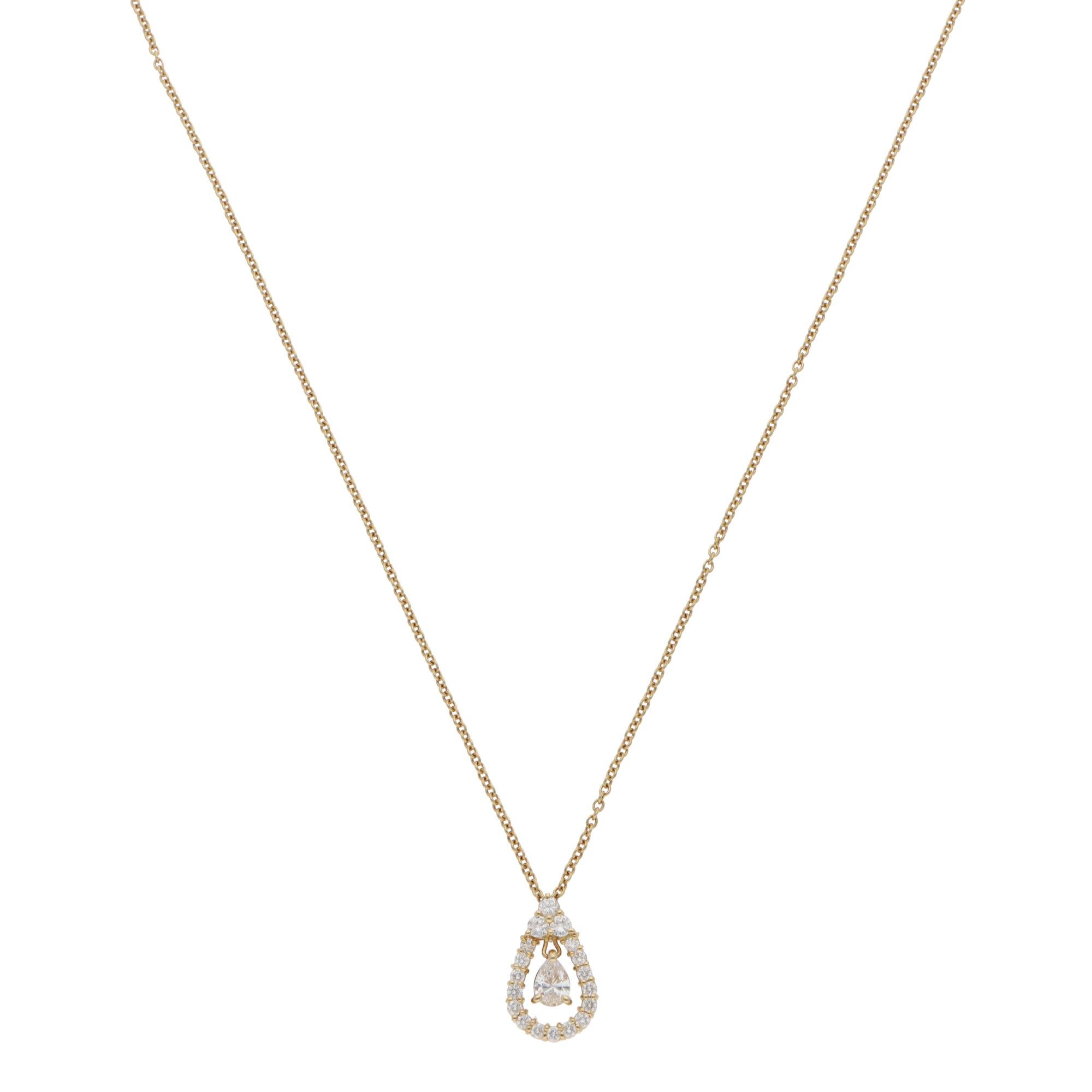 Una bellissima collana vintage con ciondolo a grappolo di diamanti in oro giallo 18 carati.

Il pendente presenta un diamante a forma di pera al centro, circondato da 18 diamanti rotondi a taglio brillante. I diamanti sono incastonati in