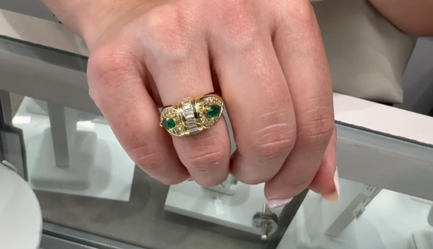 Vintage Birnenförmiger Smaragdring mit Baguette- und runden Diamanten aus 18 Karat Gold im Angebot 2