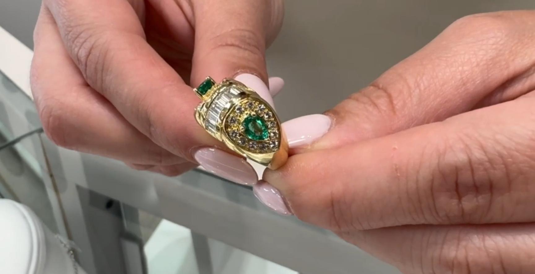 Vintage Birnenförmiger Smaragdring mit Baguette- und runden Diamanten aus 18 Karat Gold im Angebot 3