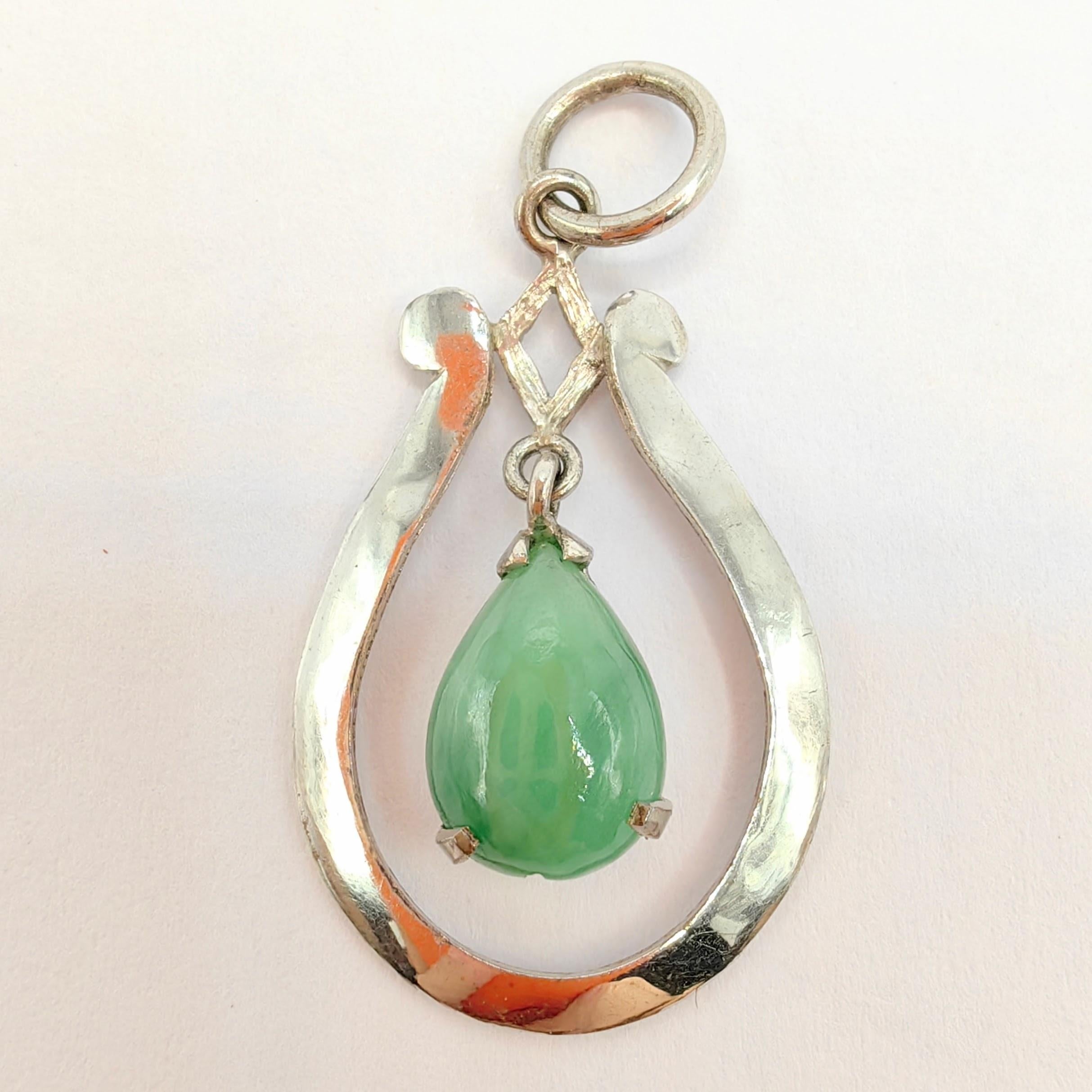 Voici notre pendentif Vintage Pear Shaped Teardrop Jade en argent sterling, une pièce vraiment captivante qui combine sans effort l'allure naturelle du jade avec l'élégance intemporelle de l'argent sterling.

Au cœur de ce pendentif se trouve un