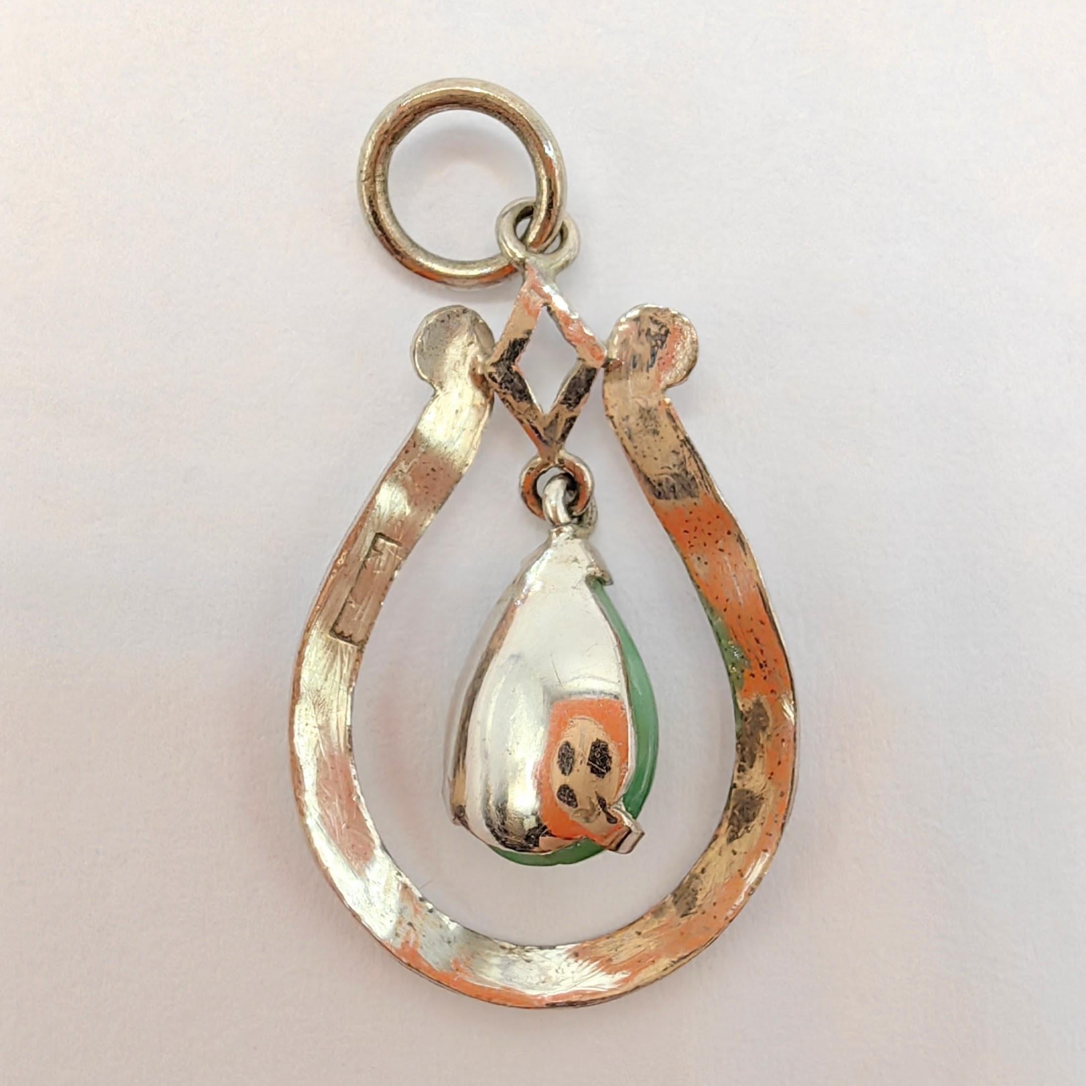 Contemporaneo Ciondolo di giada a goccia a forma di pera vintage in argento sterling in vendita
