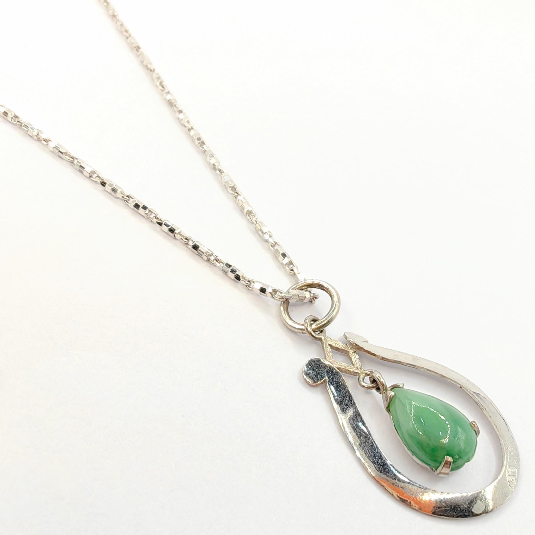 Taglio a goccia Ciondolo di giada a goccia a forma di pera vintage in argento sterling in vendita