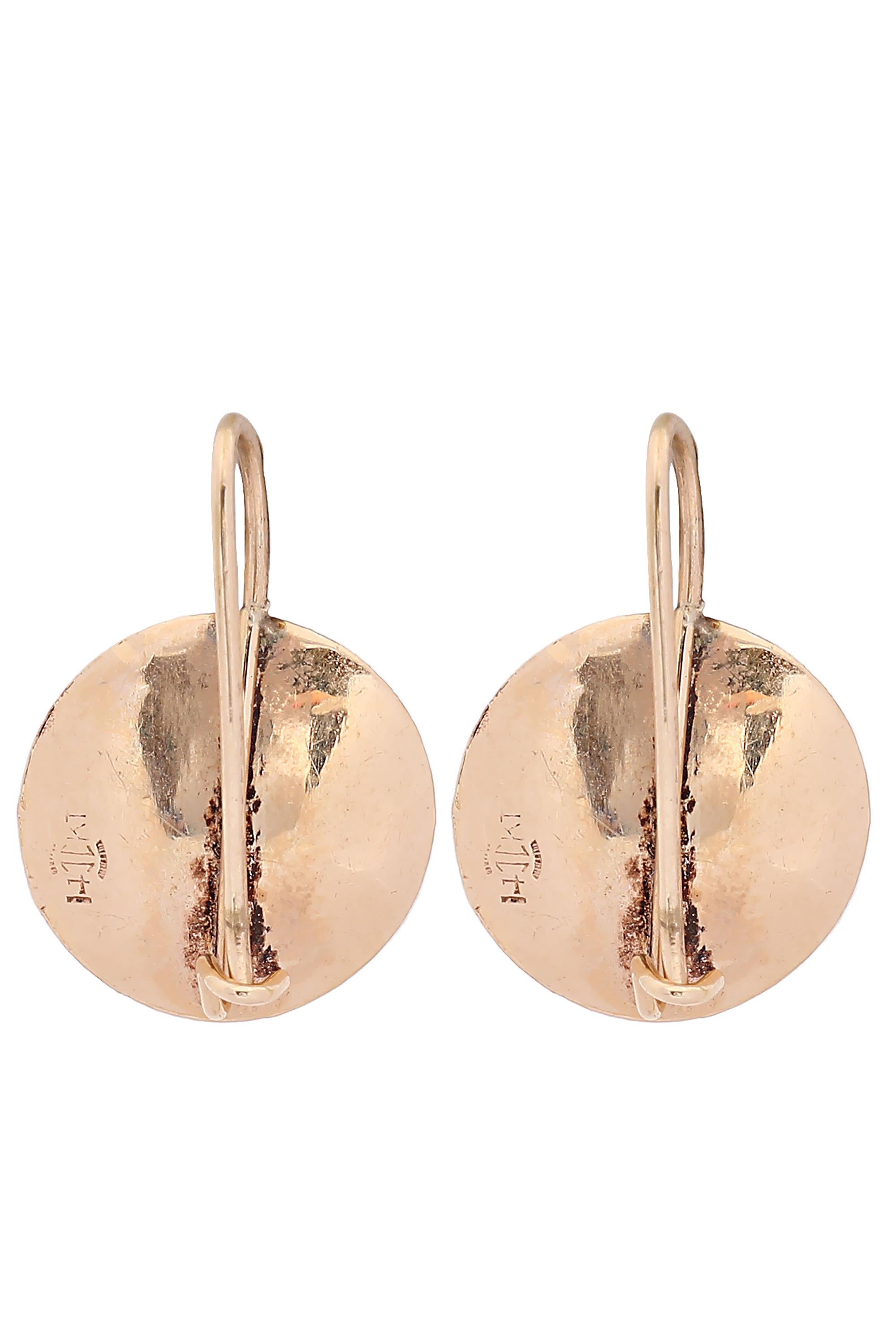 Magnifiques boucles d'oreilles minimalistes en perles vintage avec disques texturés en or jaune 14K. Les crochets de berger suspendent deux perles de culture blanches, mesurant chacune 7,5 mm. La longueur de la goutte est de 0,75 pouce. La largeur