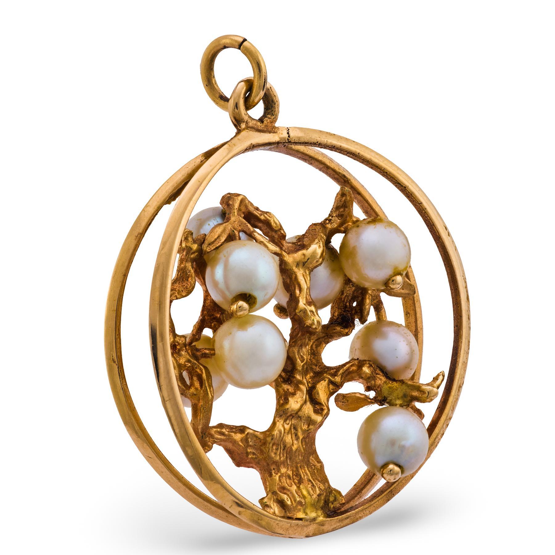 Gracieux et symbolique, ce pendentif vintage des années 1970 représente un arbre délicatement sculpté en or jaune 14k. Nichée parmi ses Branch, une perle lumineuse représente la pureté et la beauté naturelle. Les détails dorés texturés évoquent le