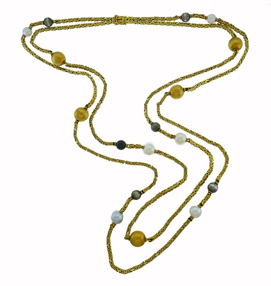 Feminine elegant necklace made of 18 karat yellow gold featuring Tahitian and Akoya pearls. Measurements: 37