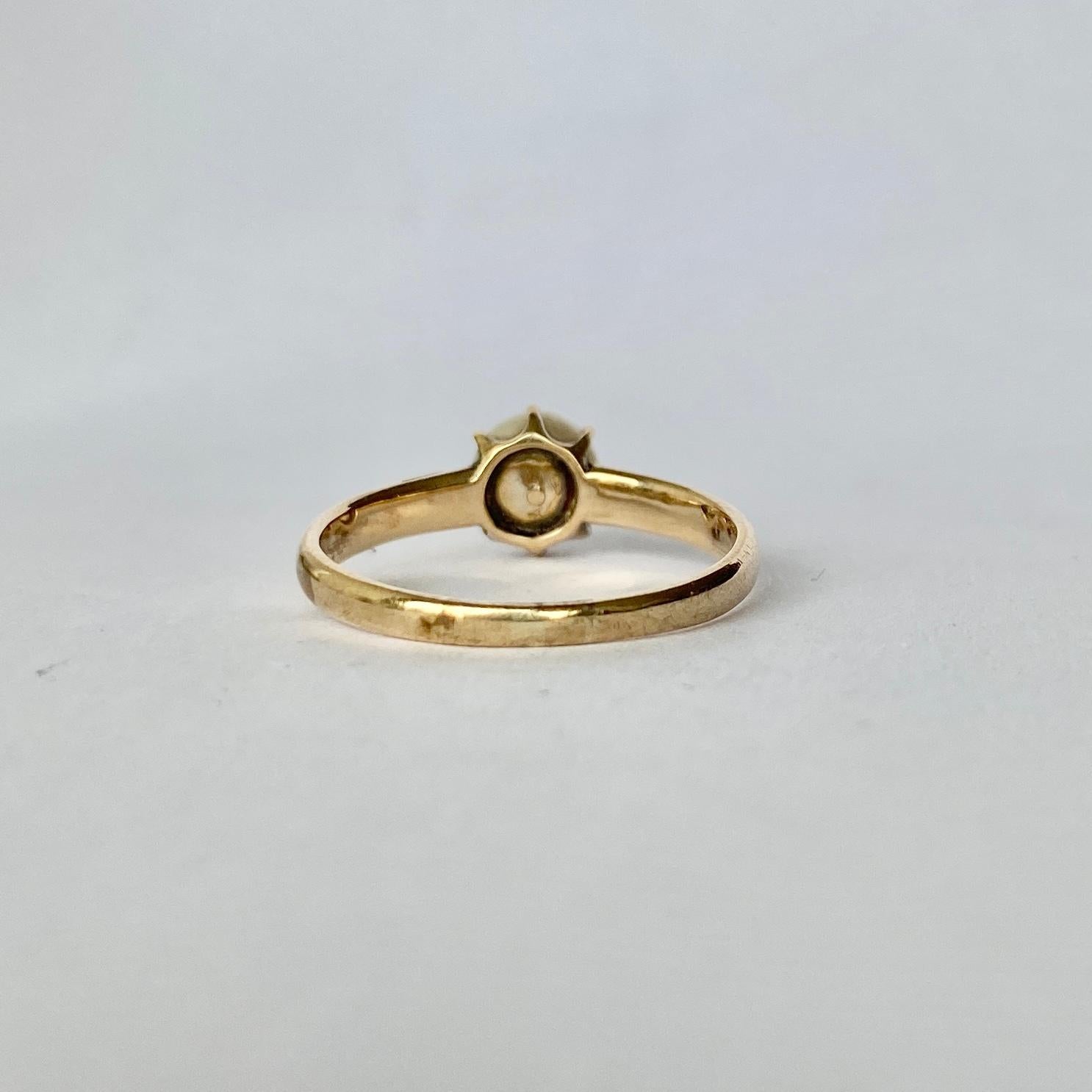 Perched up high in a simple claw setting is a cultured pearl measuring 6mm in diameter. Modelled in 9carat gold. 

Ring Size: M or 6 1/4 
Height From Finger: 6mm 

Weight: 2.1g