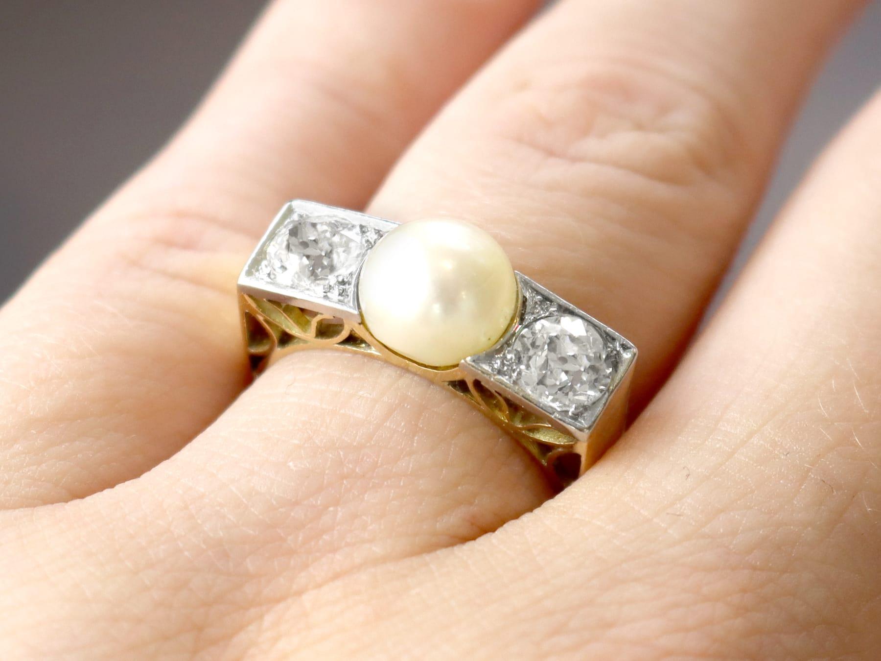 Une belle et impressionnante bague habillée en perles et diamants de 1,15 carat, en or jaune 18 carats, sertie de platine, de style Art Deco ; faisant partie de nos collections de bijoux en perles vintage.

Cette bague vintage en perles et diamants