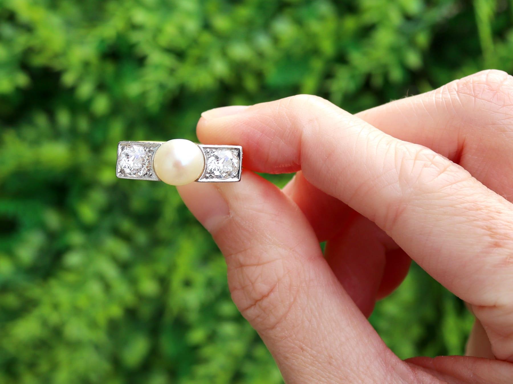 Un raffinato e imponente anello con perle e diamanti da 1,15 carati, in oro giallo 18 carati e platino, in stile Art Deco; fa parte delle nostre collezioni di gioielli con perle vintage.

Questo raffinato anello vintage con perle e diamanti è stato