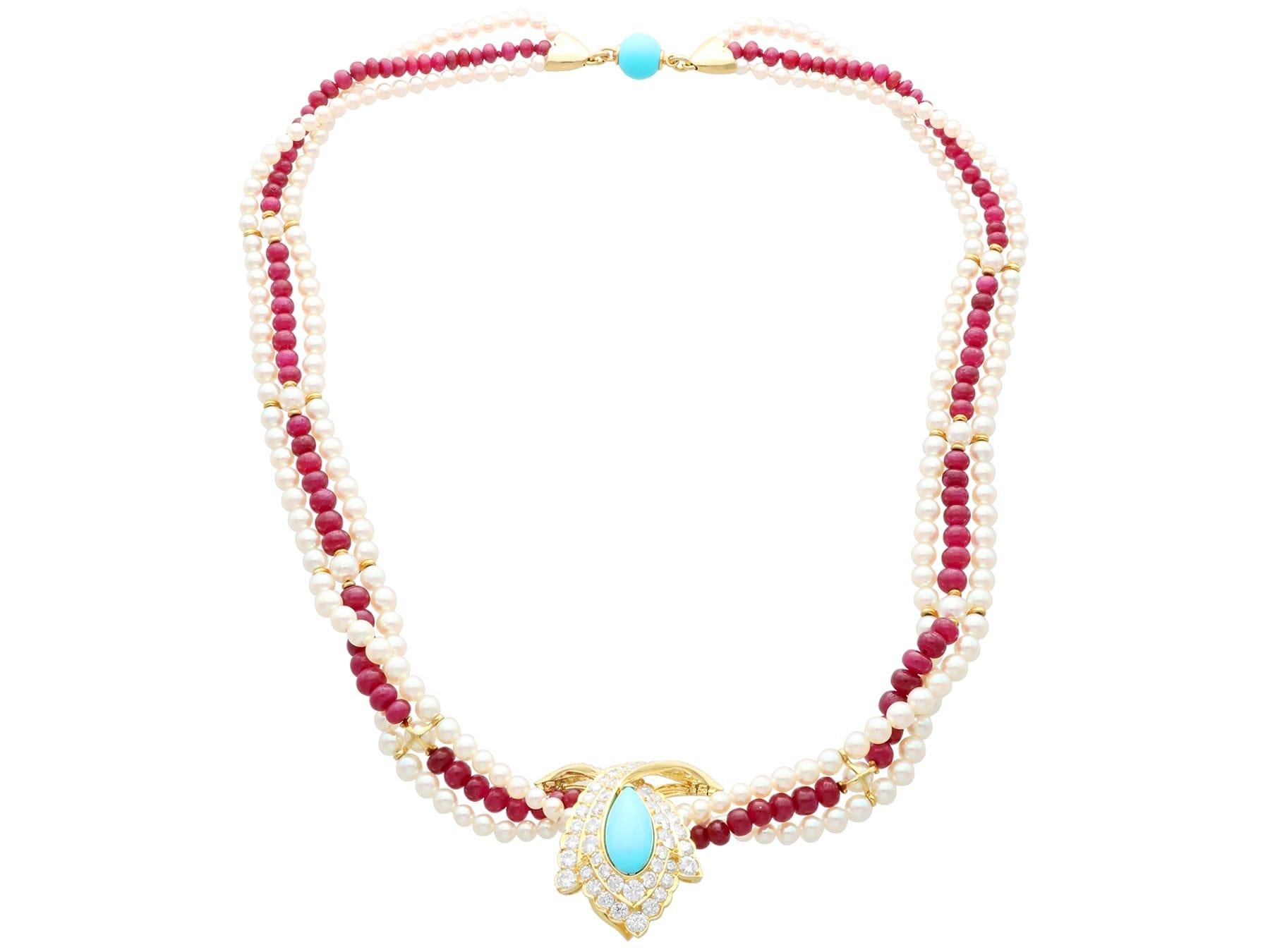 Taille cabochon Collier à fermoir vintage en perles et rubis de 23 carats, turquoises et diamants en vente