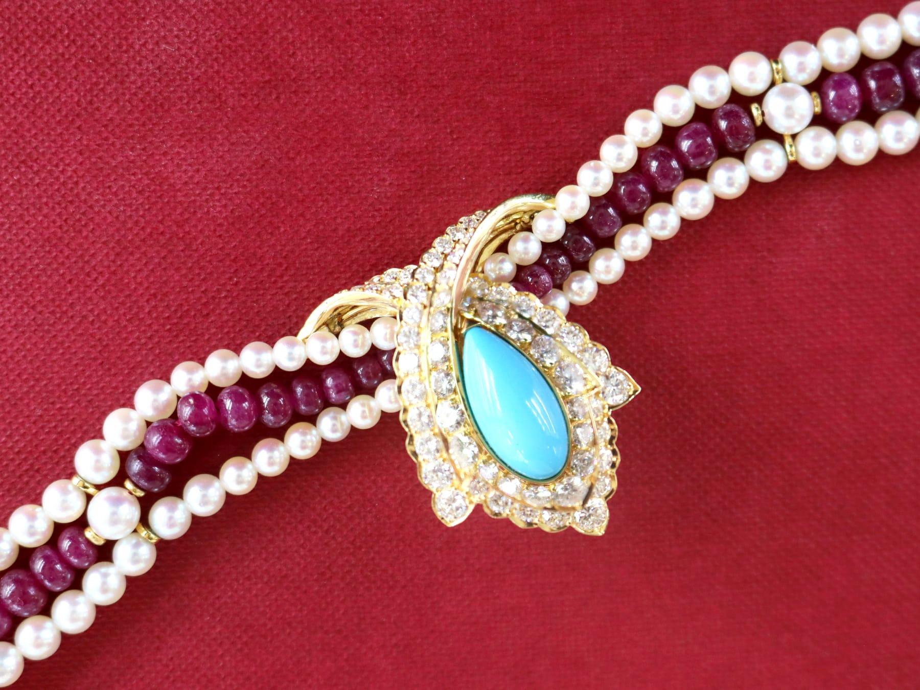 Cabochon Collana vintage di perle e rubini da 23 carati con chiusura in turchese e diamanti in vendita