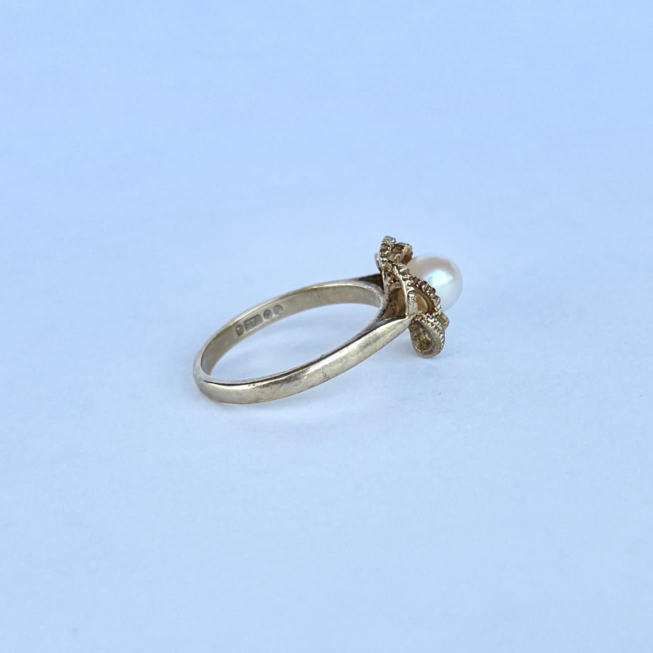 This 9 carat gold ring has swirled petal detail and is set with a pearl at the centre. Fully hallmarked London 1970.

Ring Size: L or 5 3/4 
Face Diameter: 11mm 

Weight: 2.4g