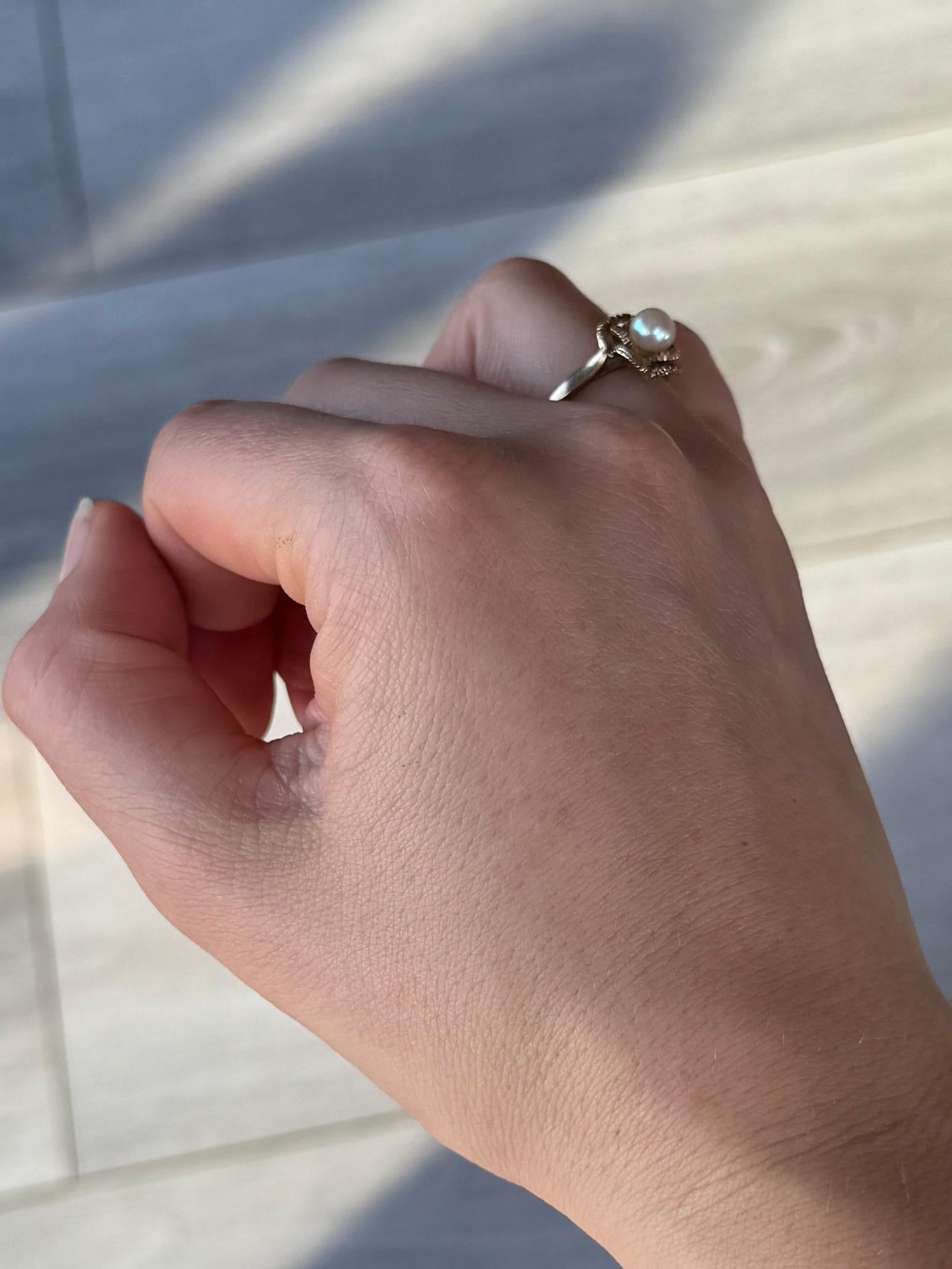 Vintage Pearl and 9 Carat Gold Ring In Good Condition For Sale In Chipping Campden, GB
