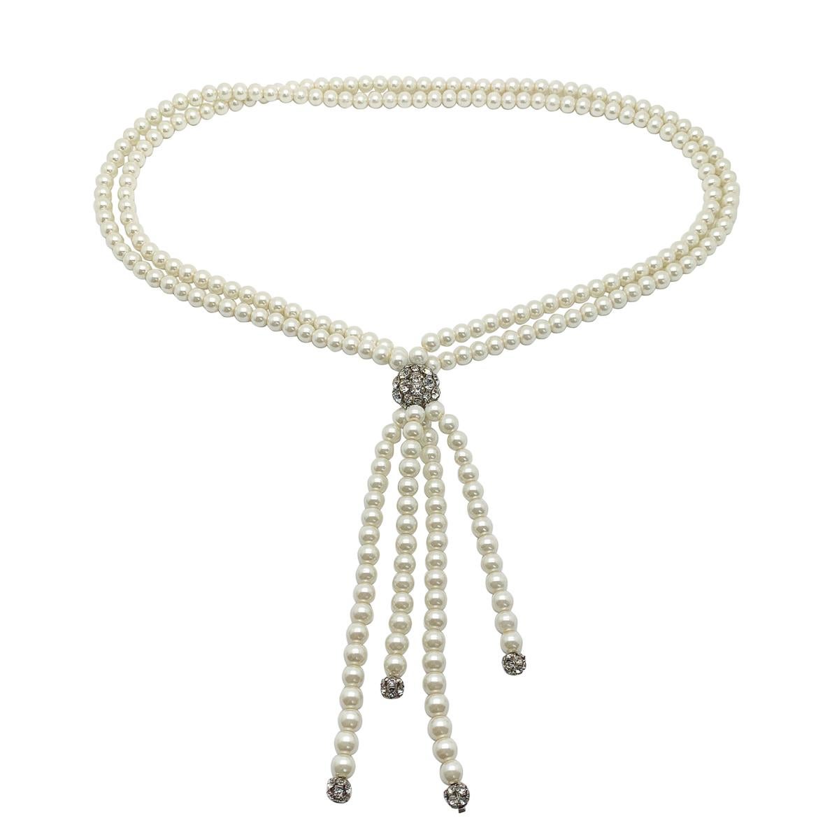 A striking vintage pearl sautoir, long and lustrous.

Vintage Condition: Very good without damage or noteworthy wear.
Materials: Glass pearls, rhinestones, metal
Fastening: None
Approximate Dimensions: 70cm and 16cm tassel
Hailing the classics, this