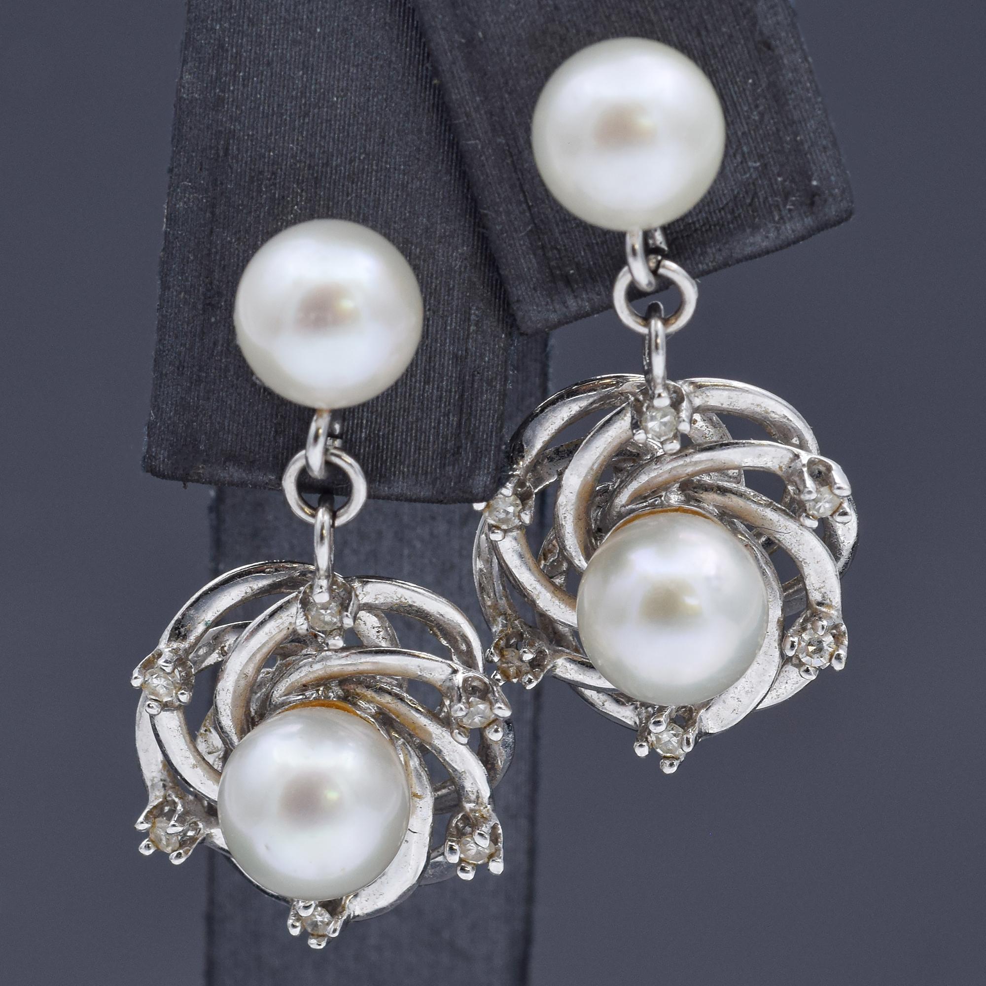 Vintage Pearl and Diamond 14K White Gold Screw Back Dangle Earrings In Good Condition For Sale In New York, NY