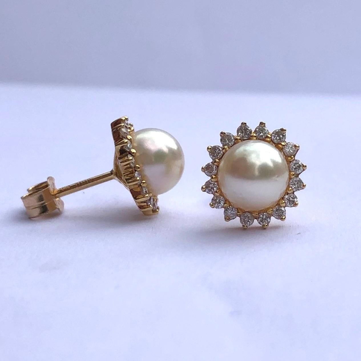 This pair of classic and gorgeous pearl cluster earrings hold a total of 60pts of diamonds between them. The pearls are bright and glossy and the diamonds add the perfect amount of sparkle. 

Cluster Diameter: 11mm 

Weight: 3.2g