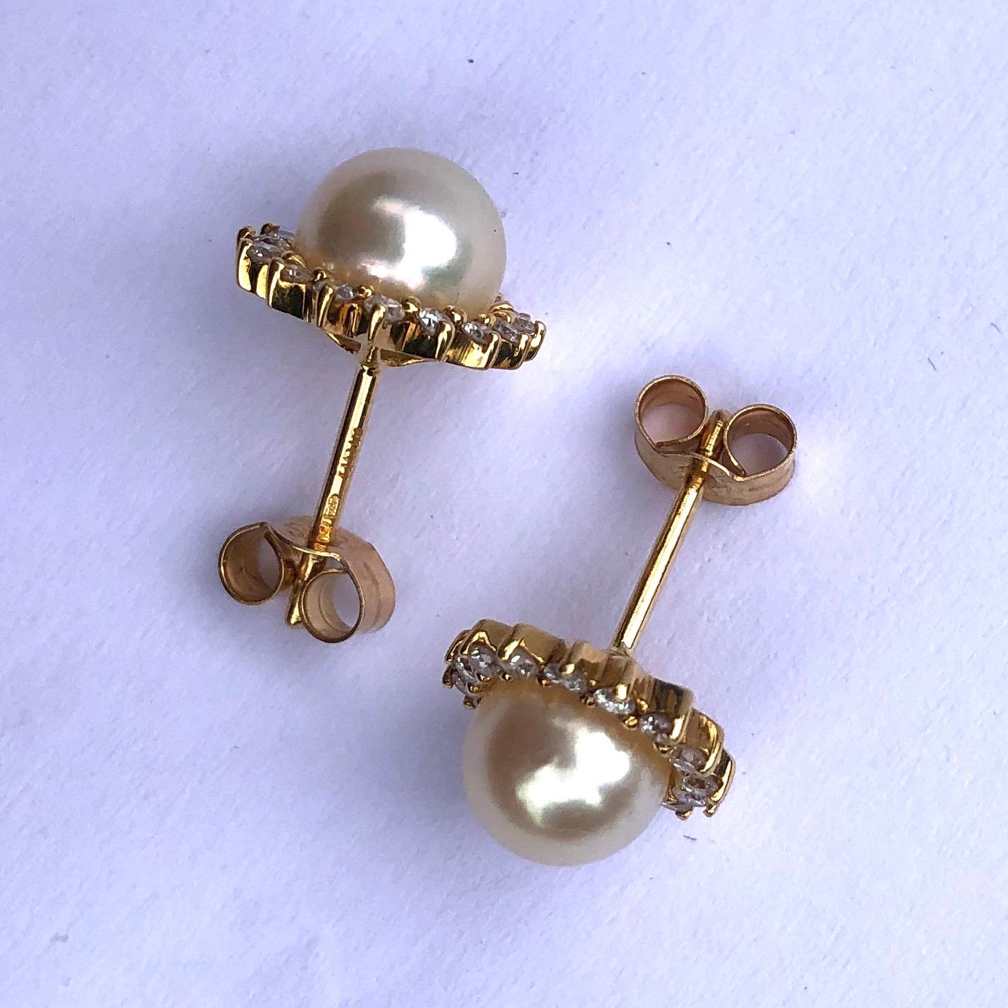 Ohrringe aus 18 Karat Gold mit Perlen und Diamanten (Rundschliff) im Angebot