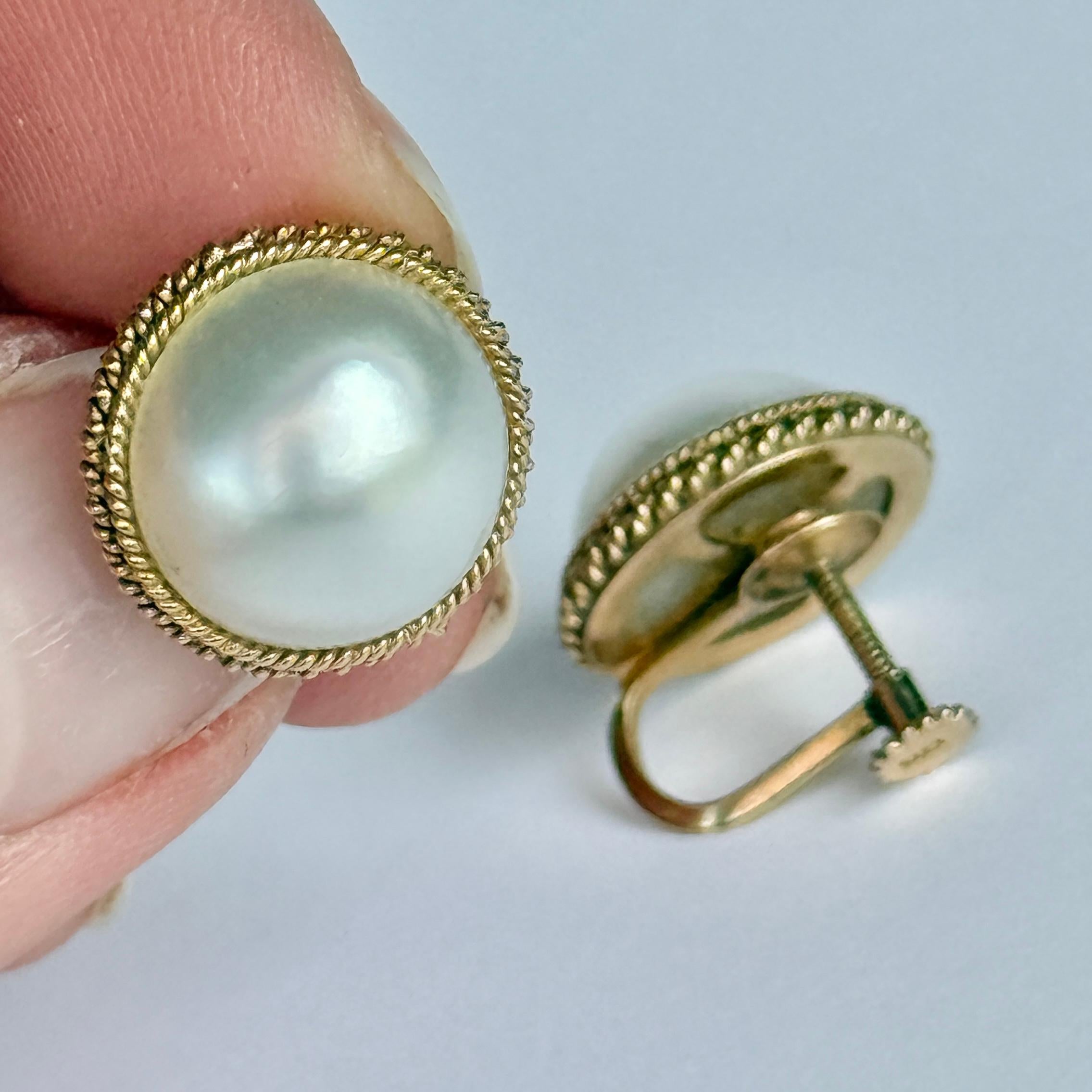 ¡El diseño de estos pendientes es impresionante! Las perlas grandes están engastadas con un marco de oro retorcido. Son de rosca, por lo que pueden llevarse en orejas no perforadas.

Diámetro de la perla: 13 mm

Peso: 5,9 g