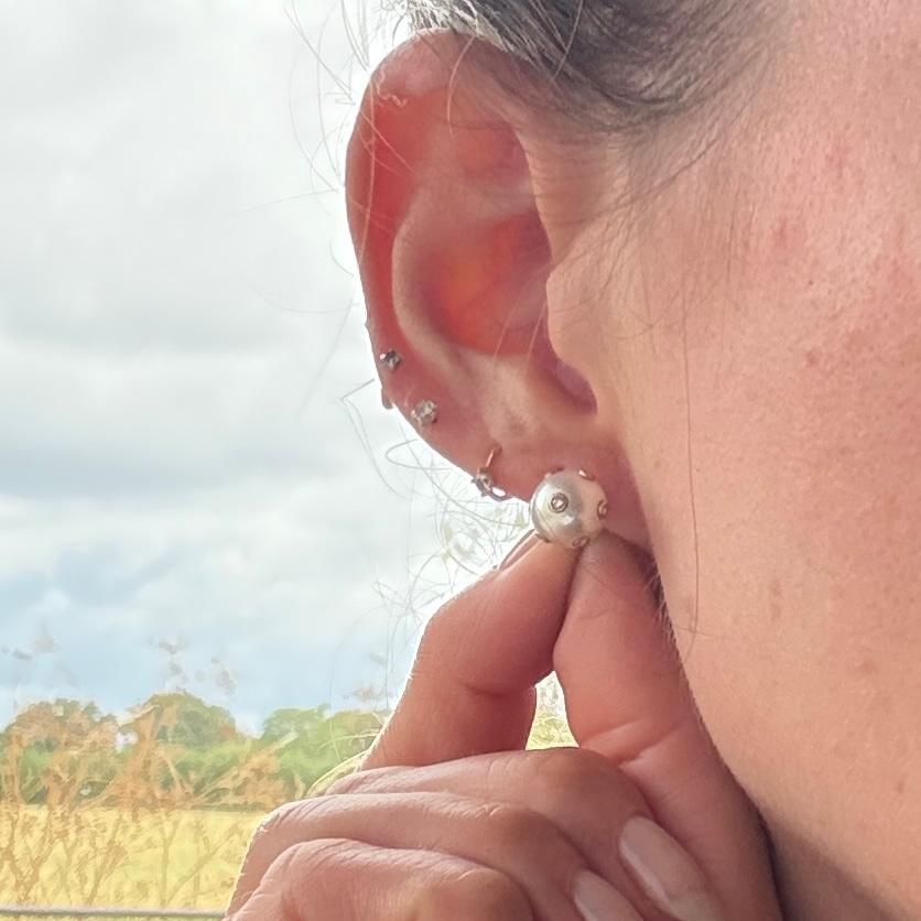 Pendientes vintage de perlas y diamantes de oro de 18 quilates Corte redondo en venta